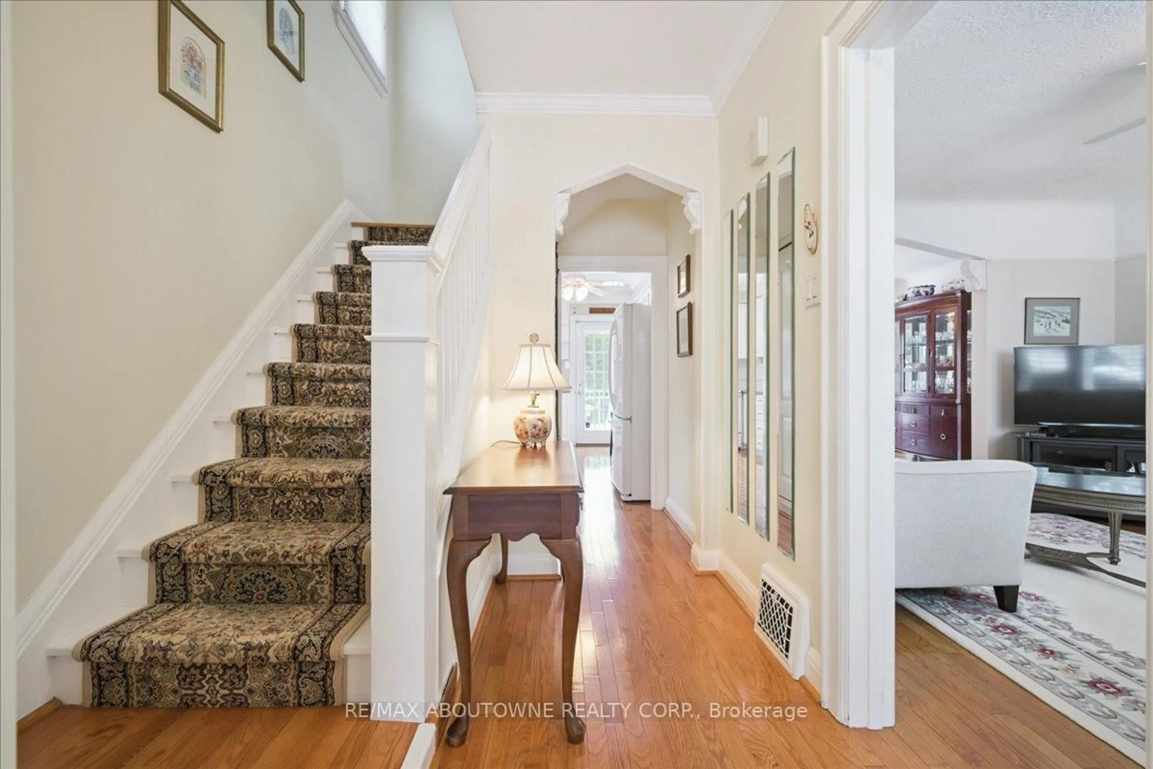Indoor entryway for 343 Douglas Ave, Oakville Ontario L6J 3S7