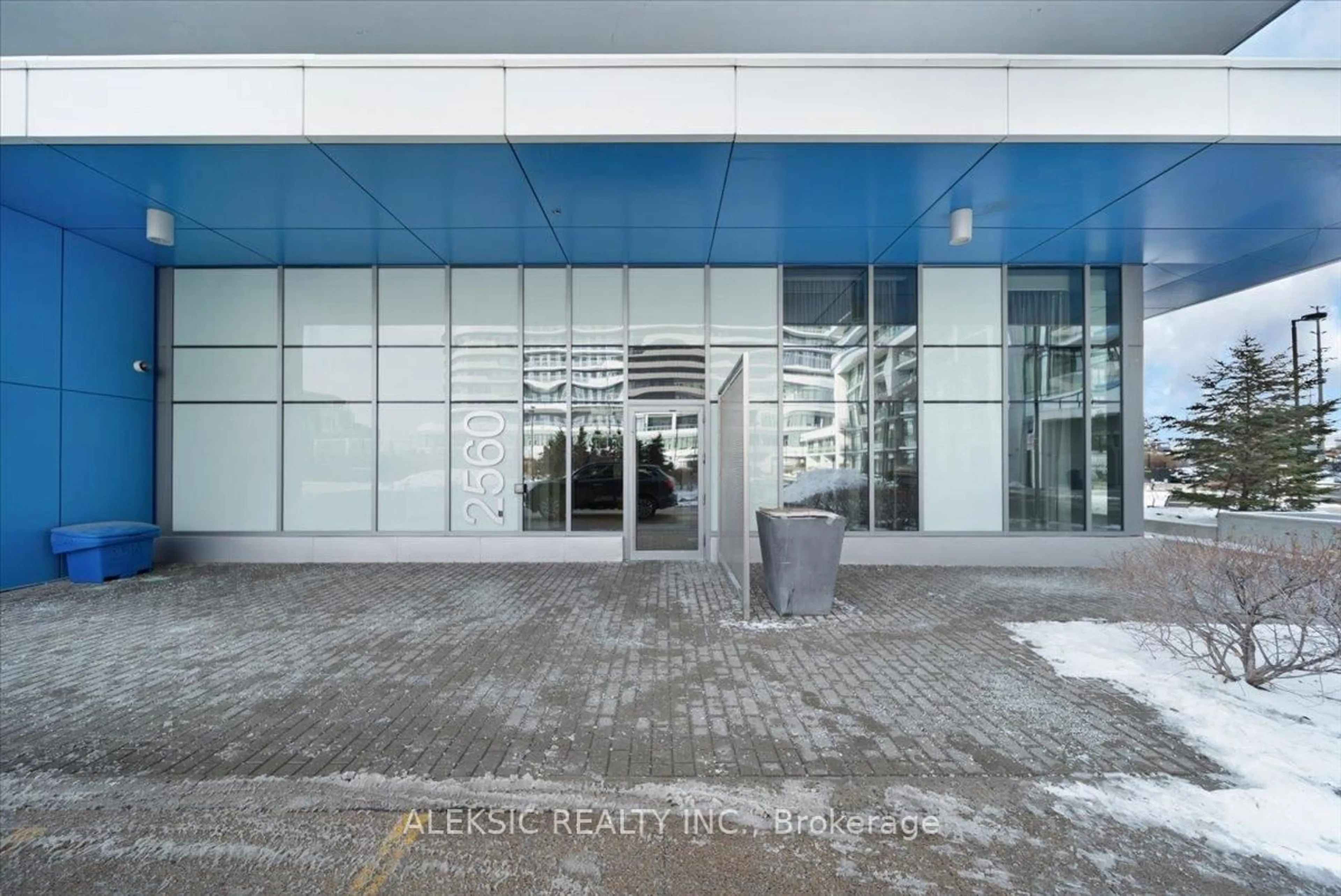 Indoor foyer for 2560 Eglinton Ave #2203, Mississauga Ontario L5M 0Y3