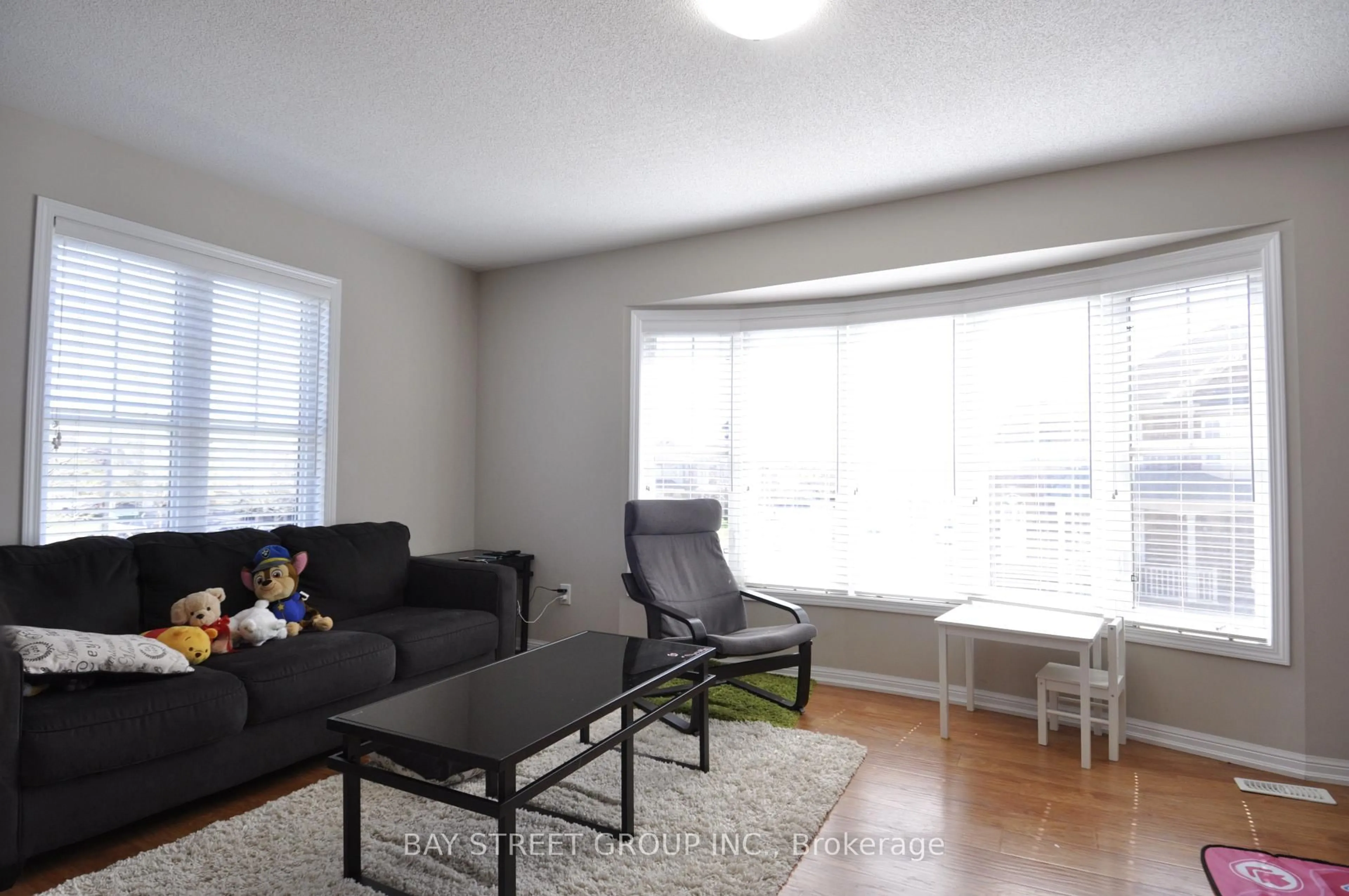 Living room with furniture, unknown for 2266 Baronwood Dr, Oakville Ontario L6M 0G6