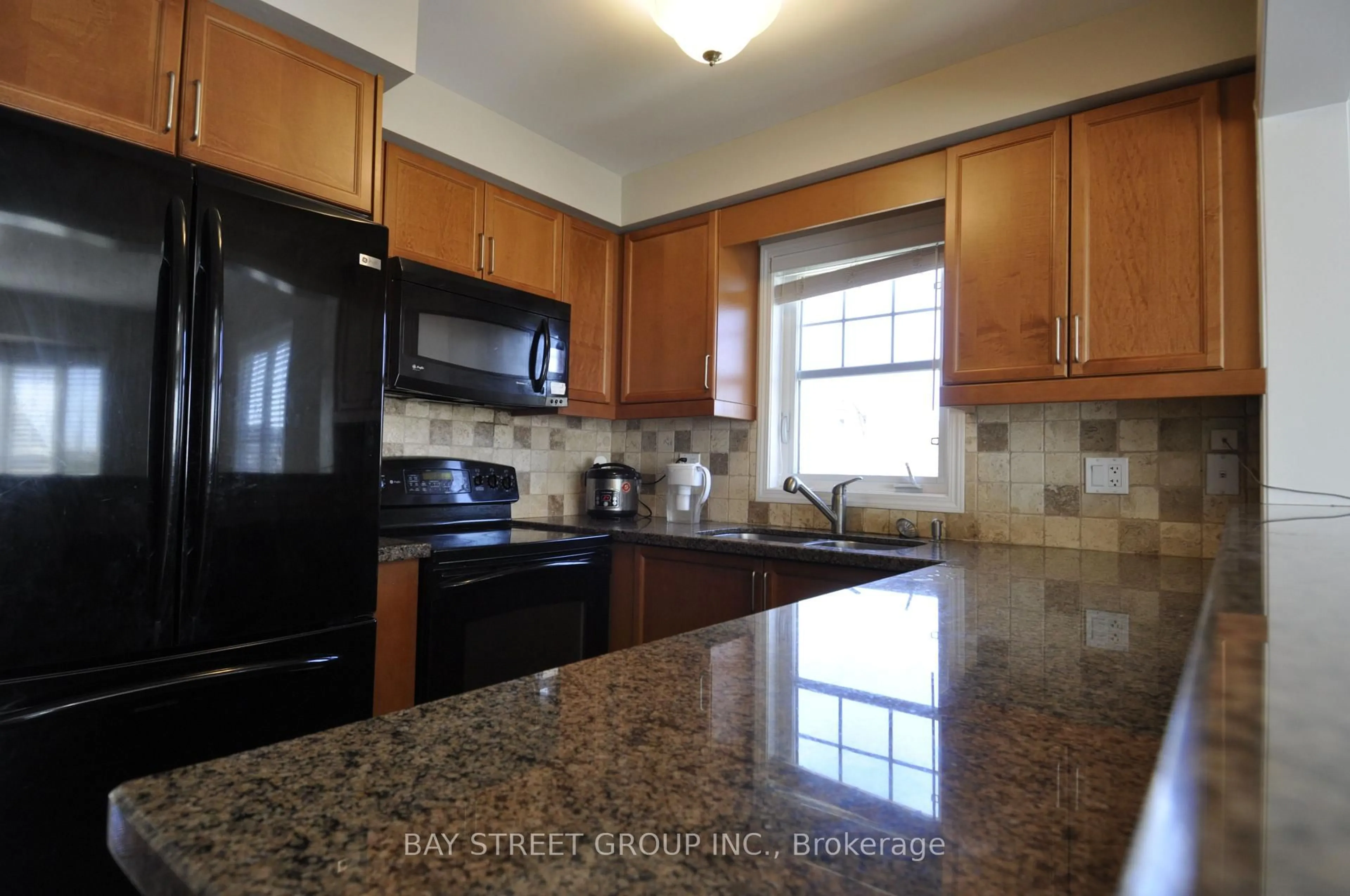 Standard kitchen, ceramic/tile floor for 2266 Baronwood Dr, Oakville Ontario L6M 0G6