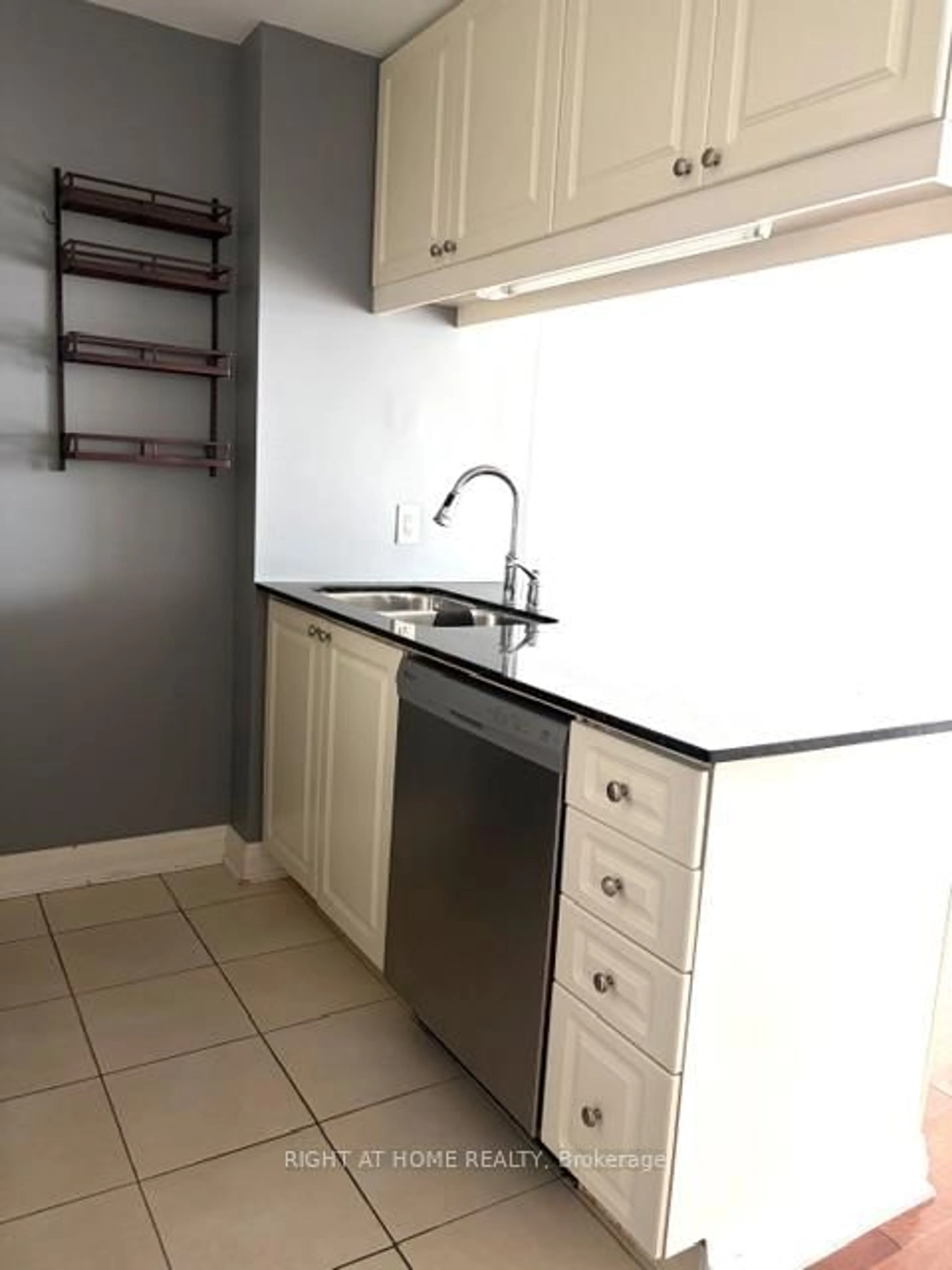 Standard kitchen, unknown for 1055 Southdown Rd #502, Mississauga Ontario L5J 0A3