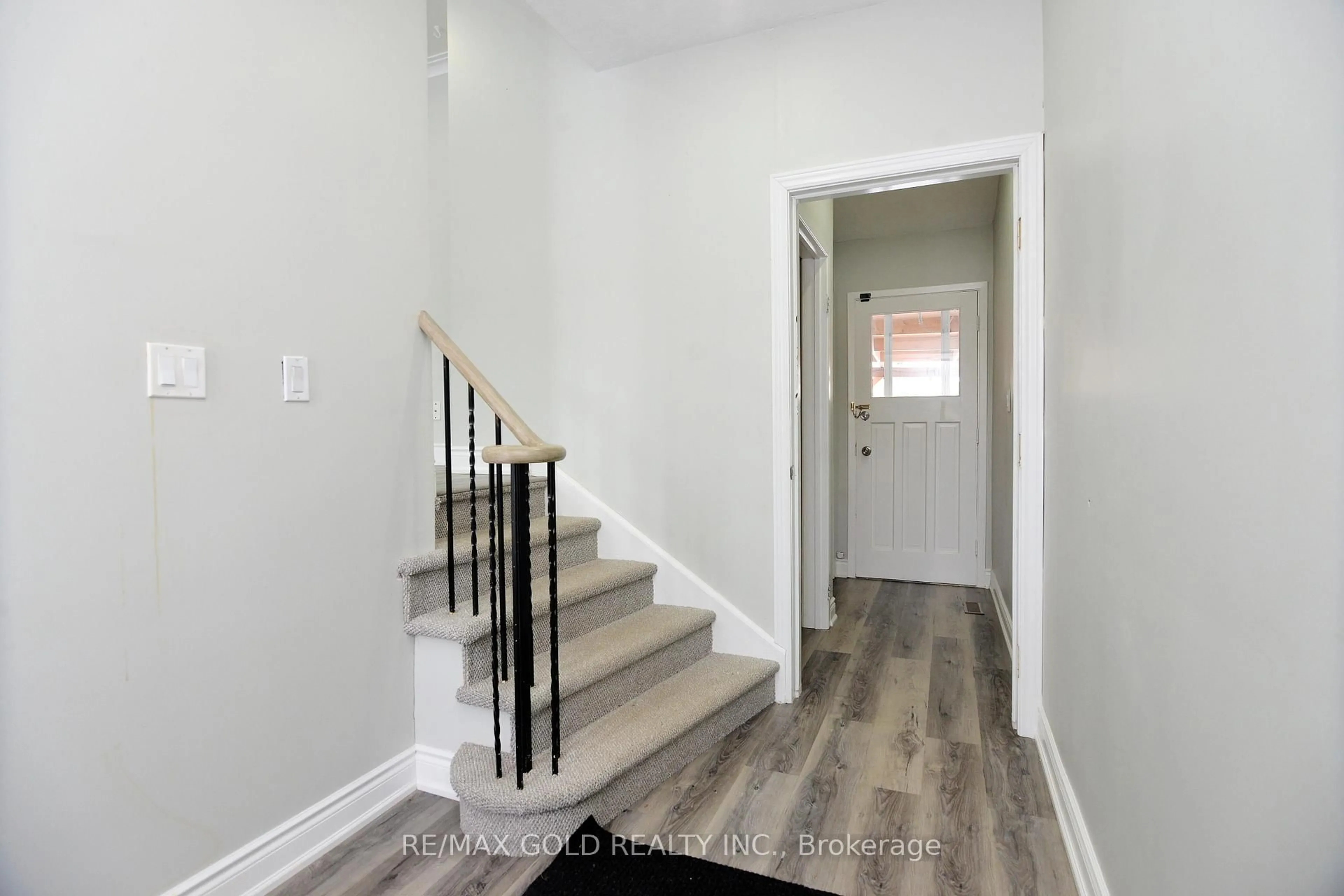Indoor entryway for 70 Greystone Cres, Halton Hills Ontario L7G 1G9