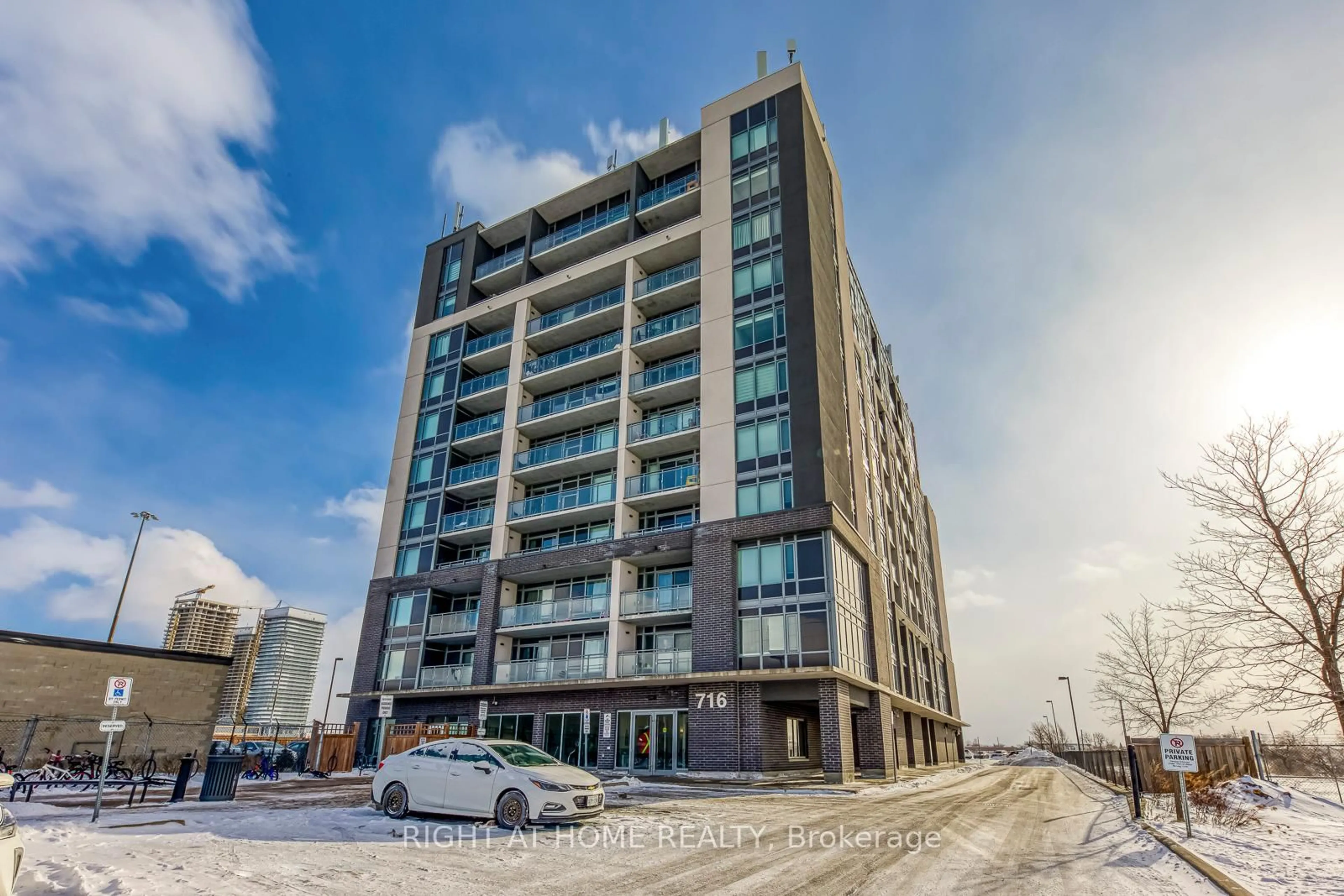 Indoor foyer for 716 Main St #1007, Milton Ontario L9T 3P6