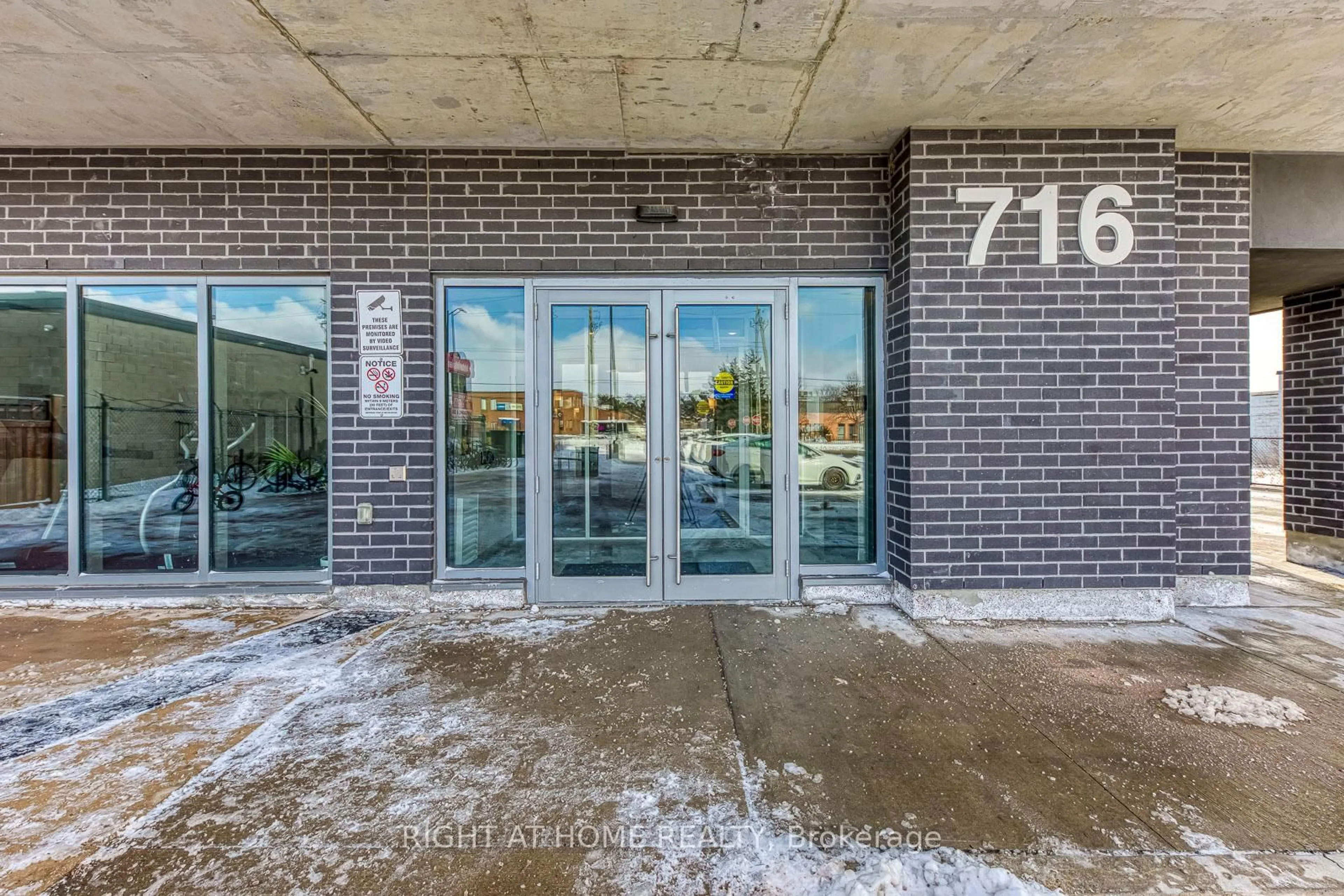 Indoor foyer for 716 Main St #1007, Milton Ontario L9T 3P6