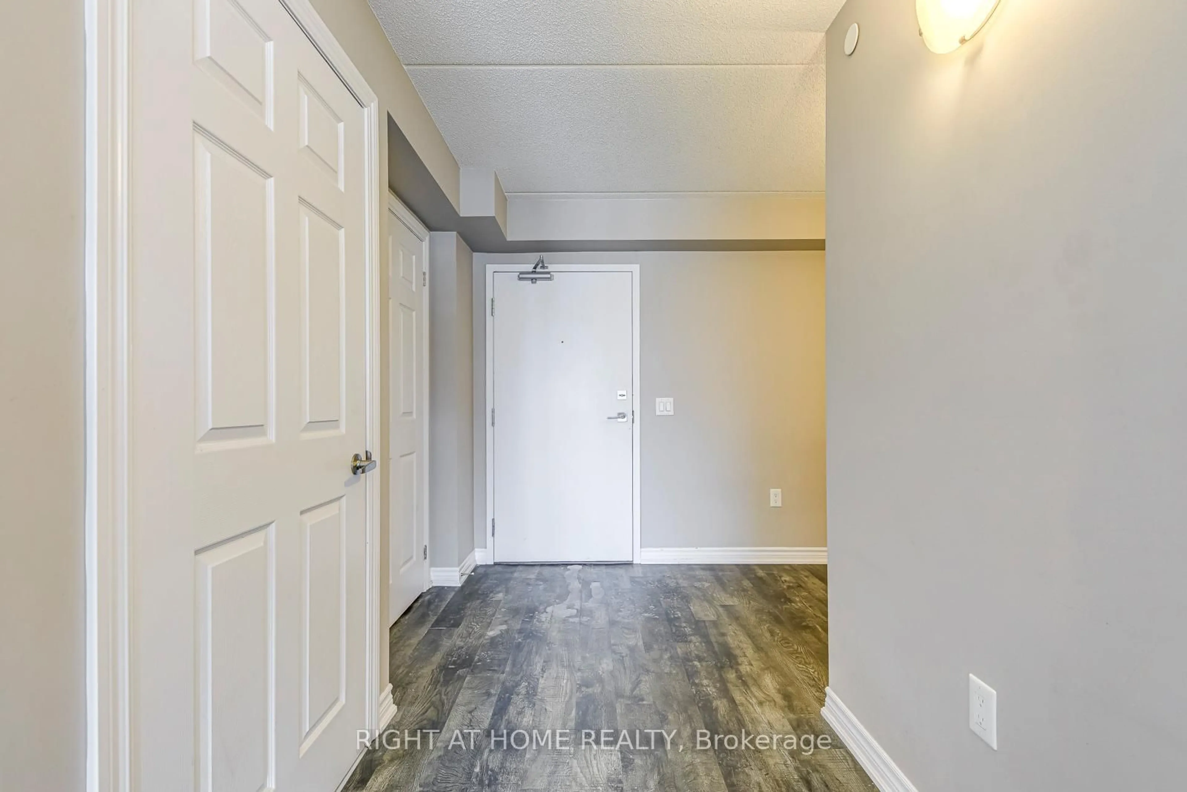 Indoor entryway for 716 Main St #1007, Milton Ontario L9T 3P6