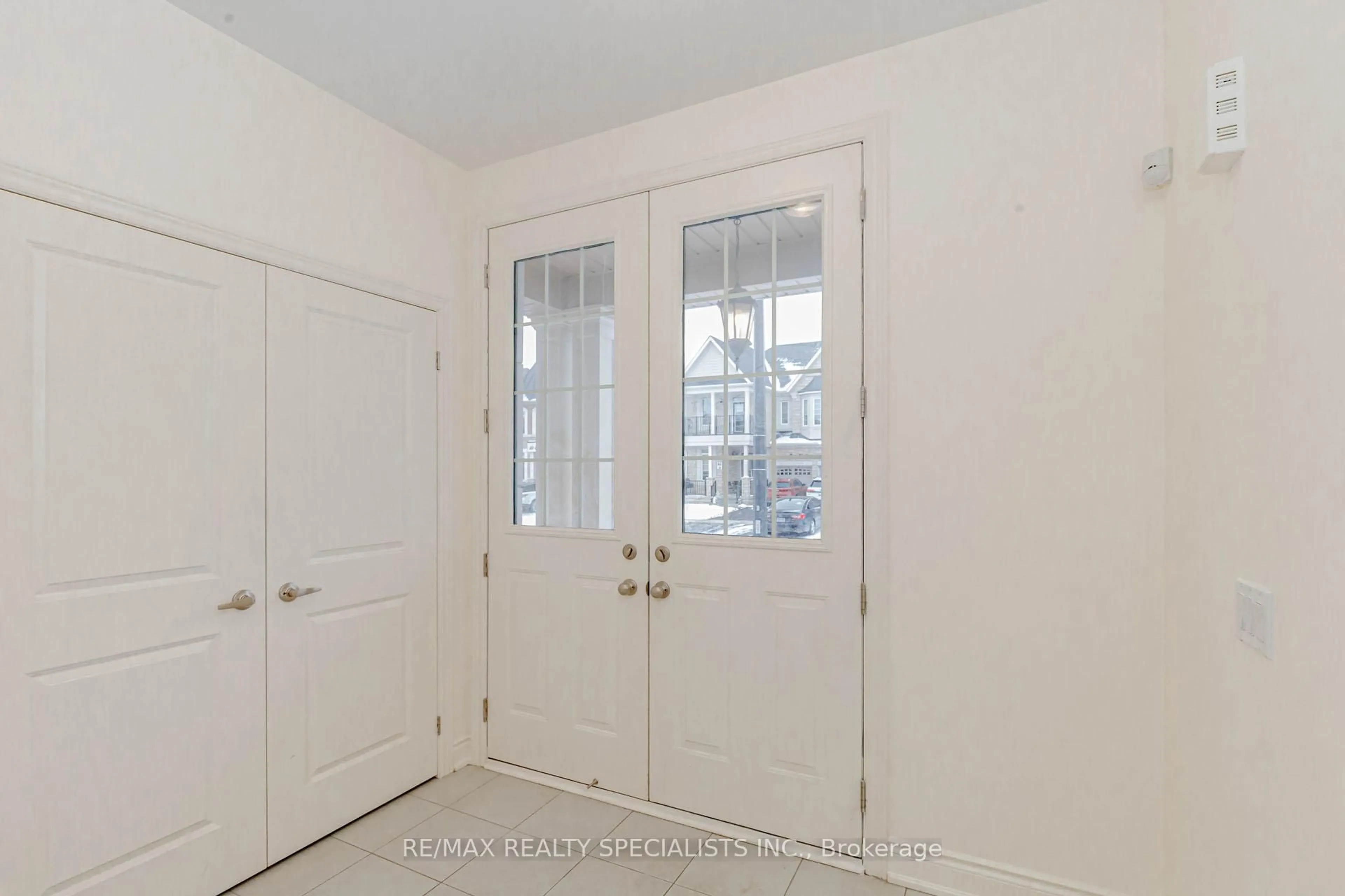 Indoor entryway for 74 Clockwork Dr, Brampton Ontario L7A 5J1