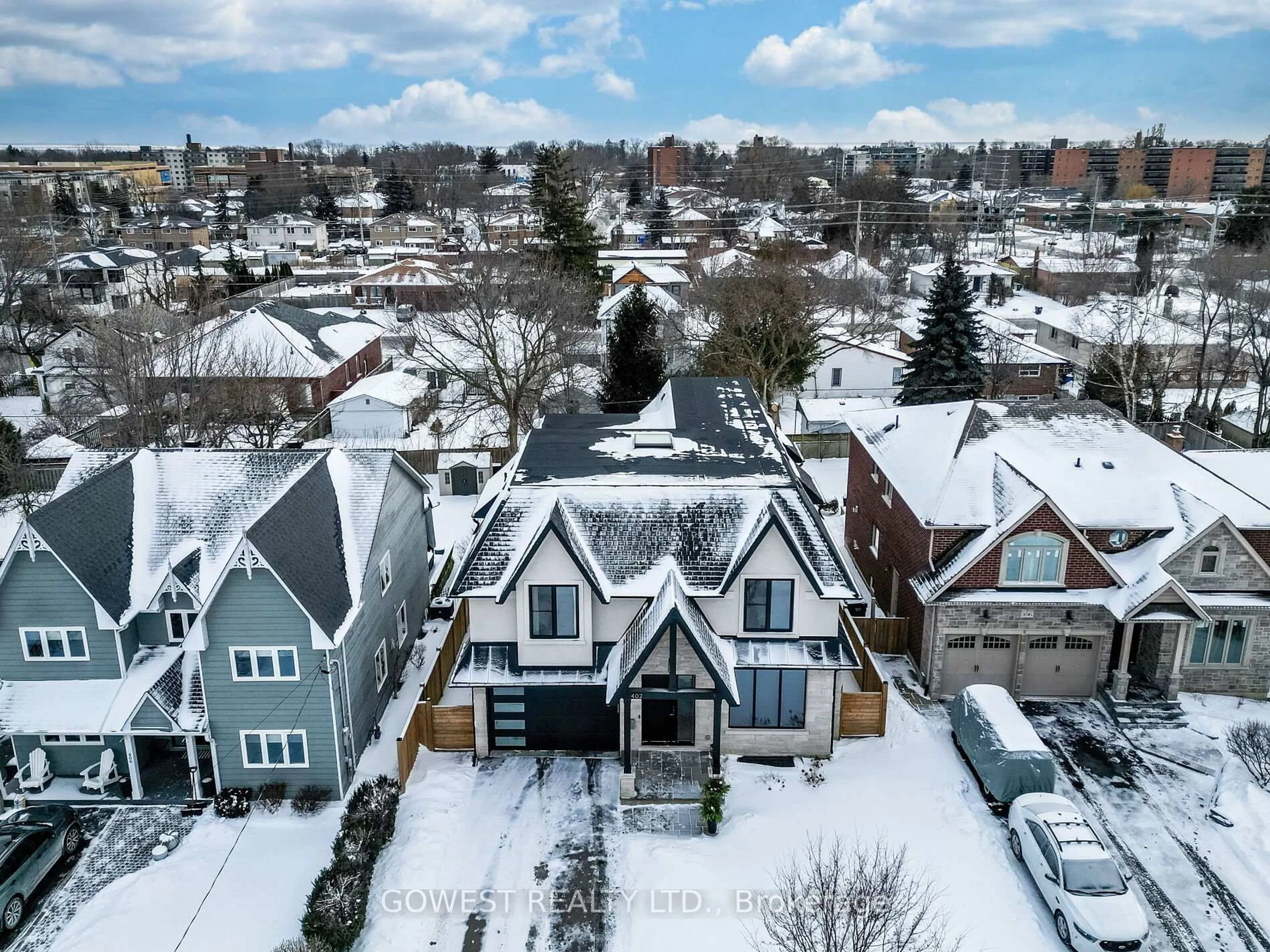 A pic from outside/outdoor area/front of a property/back of a property/a pic from drone, street for 402 Niar Ave, Mississauga Ontario L5G 1W3