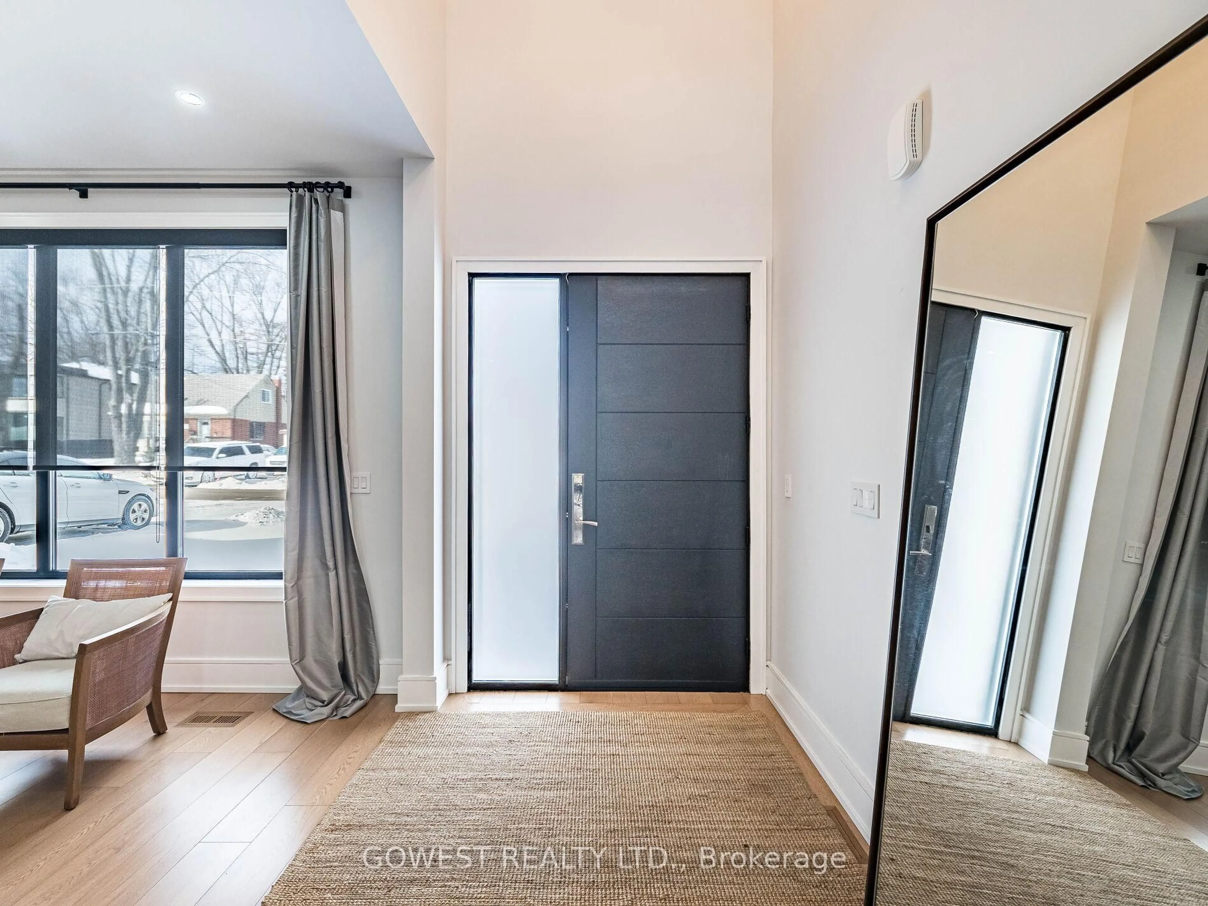 Indoor entryway for 402 Niar Ave, Mississauga Ontario L5G 1W3