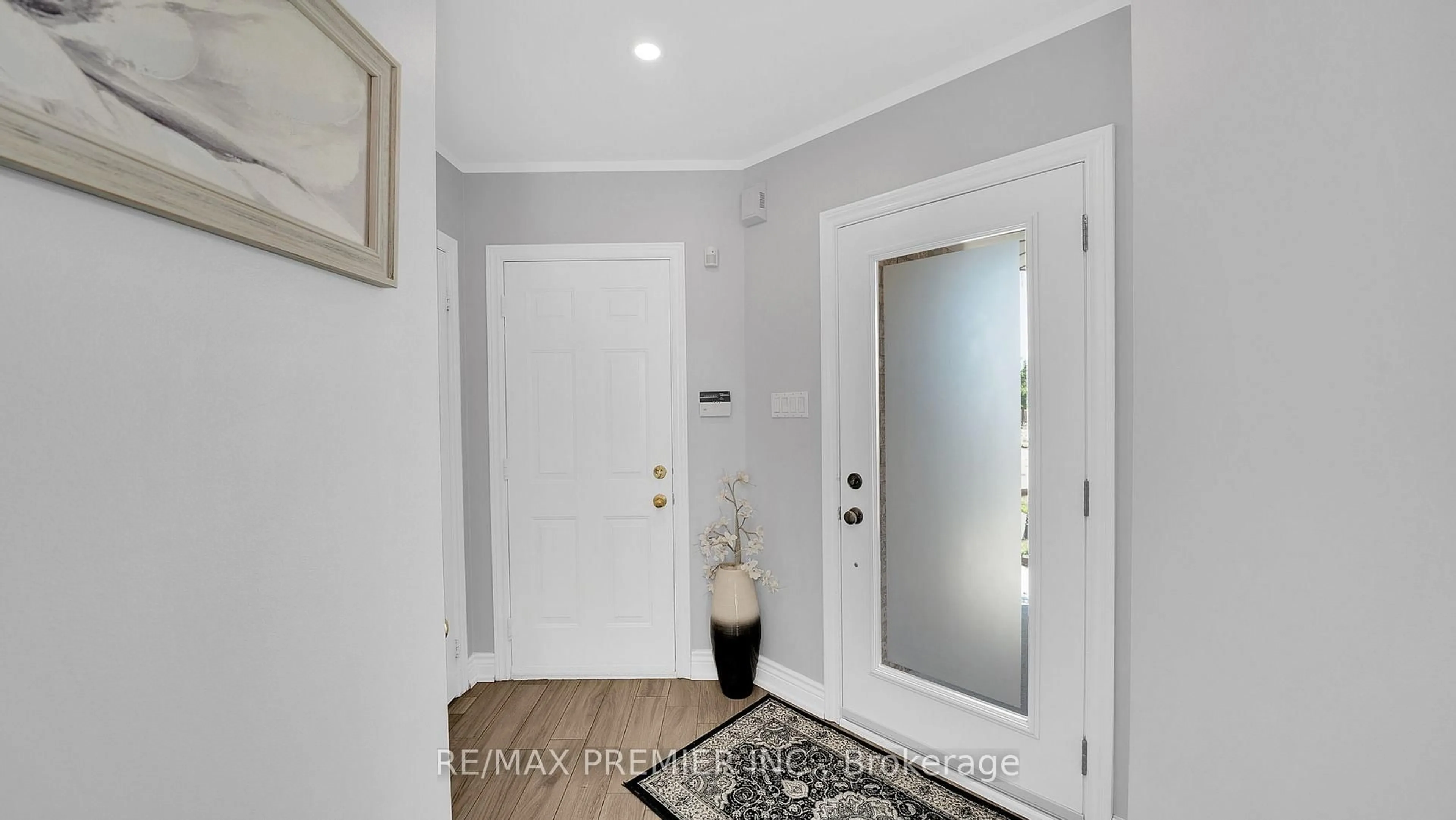 Indoor entryway for 11 Richelieu Crt, Caledon Ontario L7E 2M3