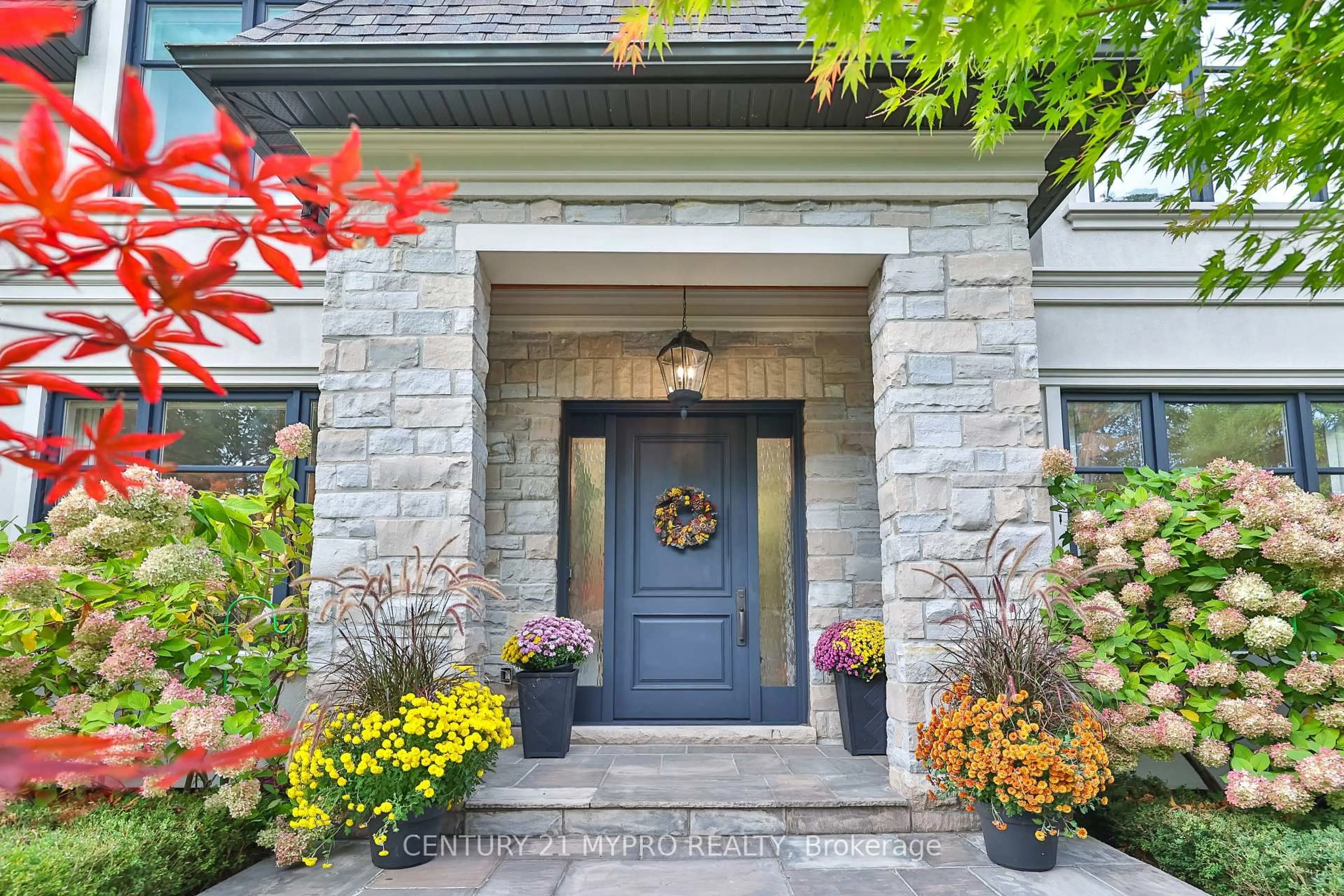 Indoor entryway for 1389 Weaver Ave, Oakville Ontario L6J 2L6