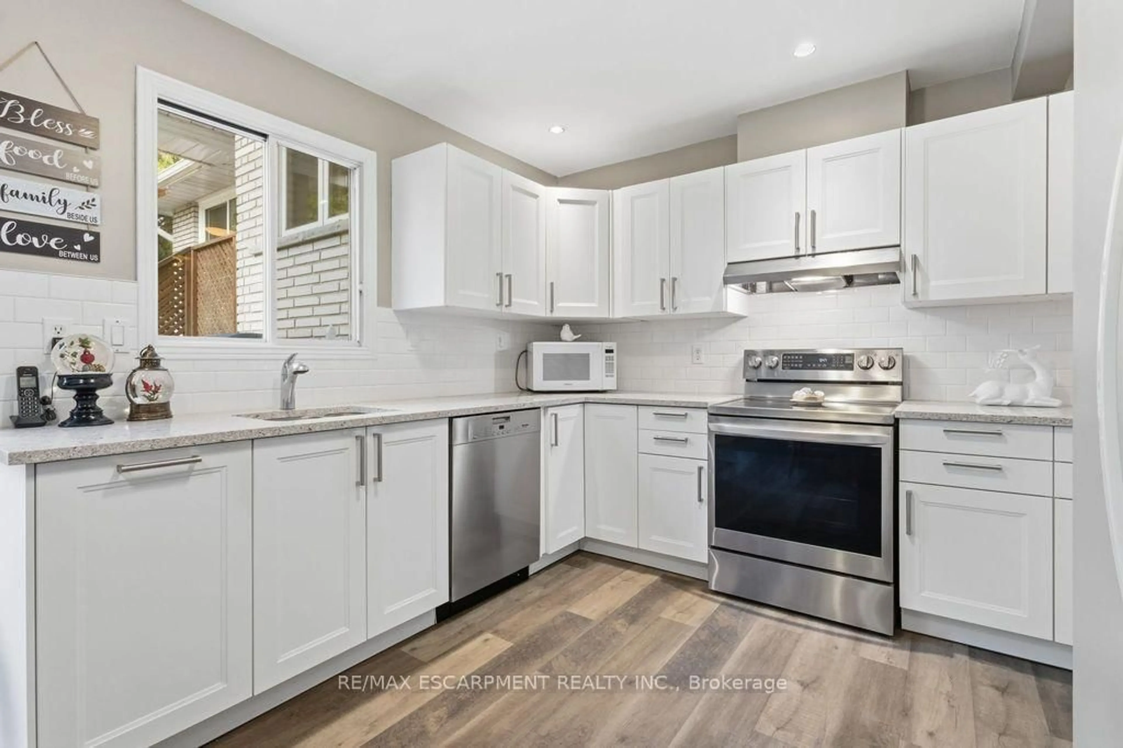 Open concept kitchen, unknown for 5119 Cherryhill Cres, Burlington Ontario L7L 4B8