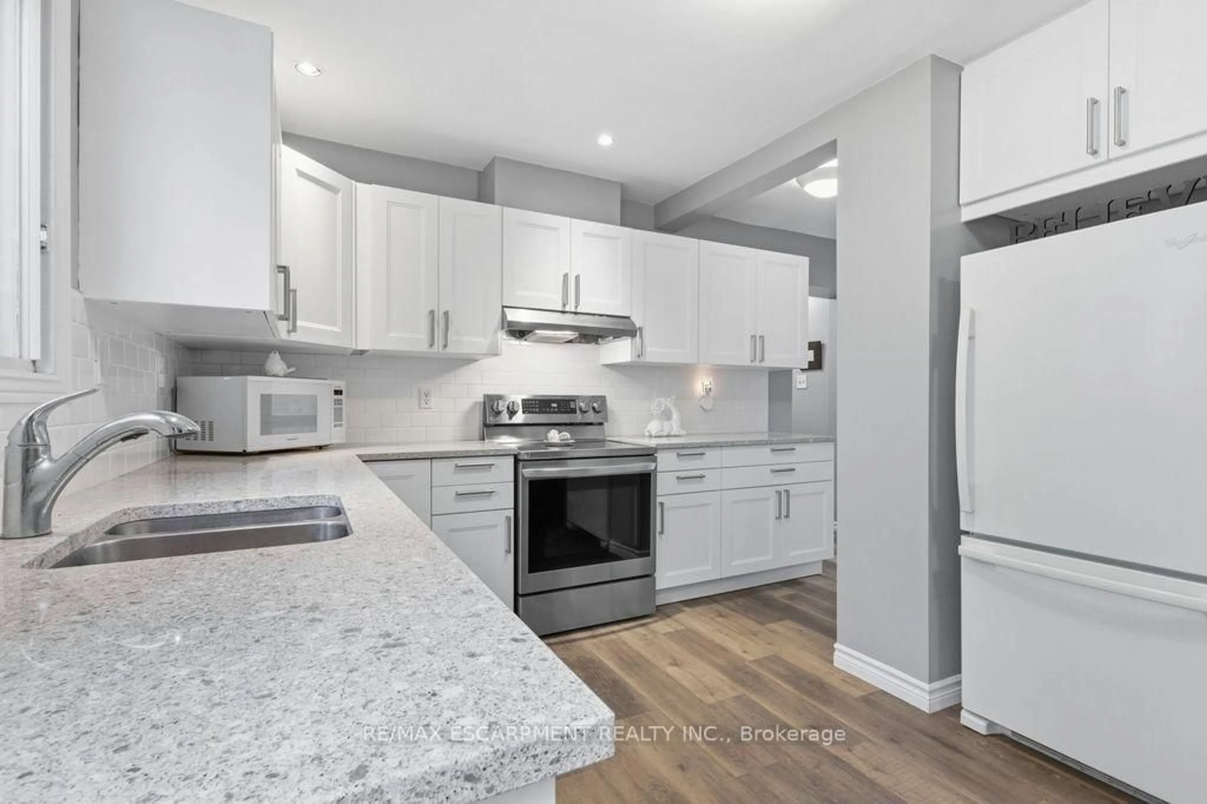 Open concept kitchen, unknown for 5119 Cherryhill Cres, Burlington Ontario L7L 4B8