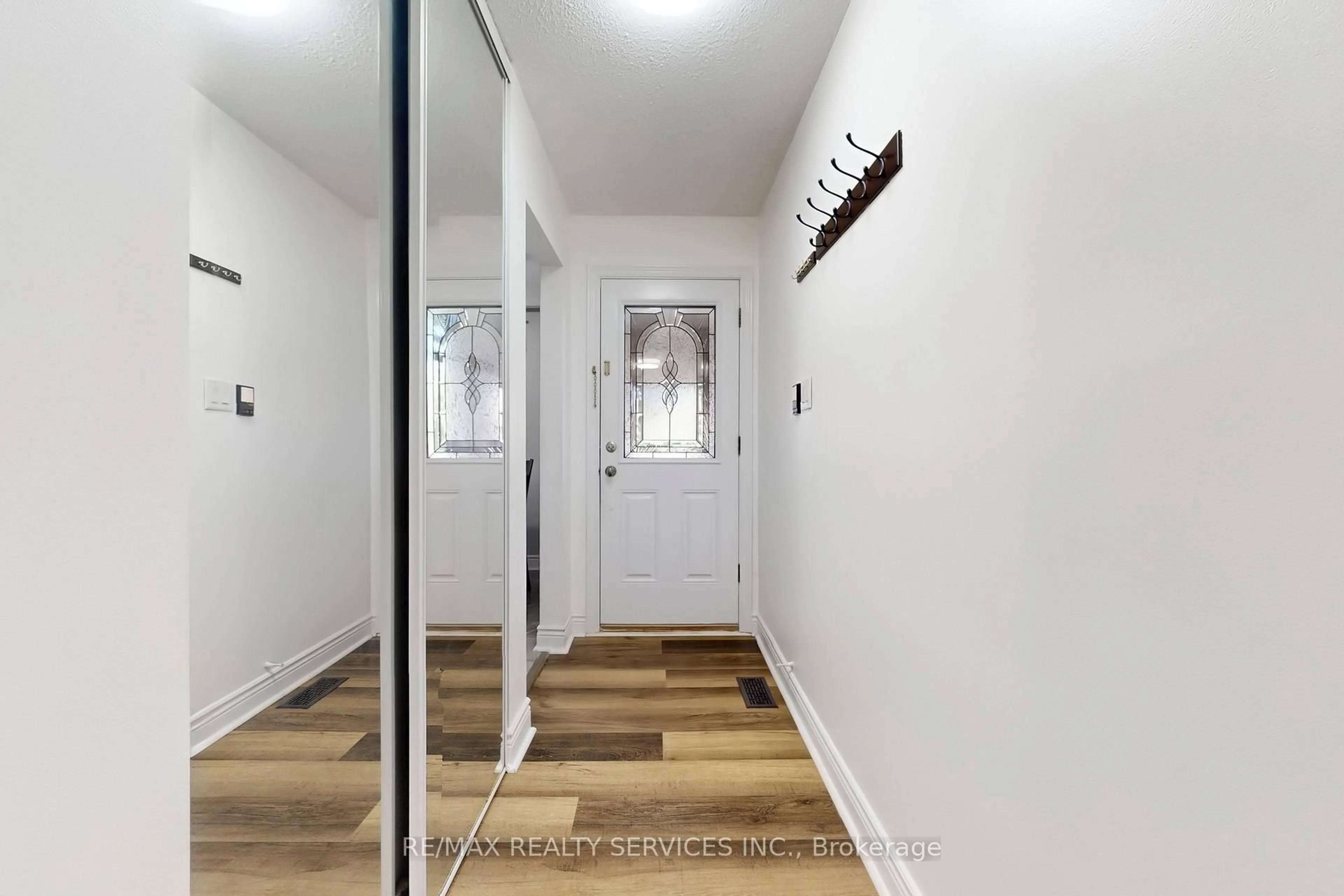 Indoor entryway for 14 Bryant Crt, Brampton Ontario L6X 2T1