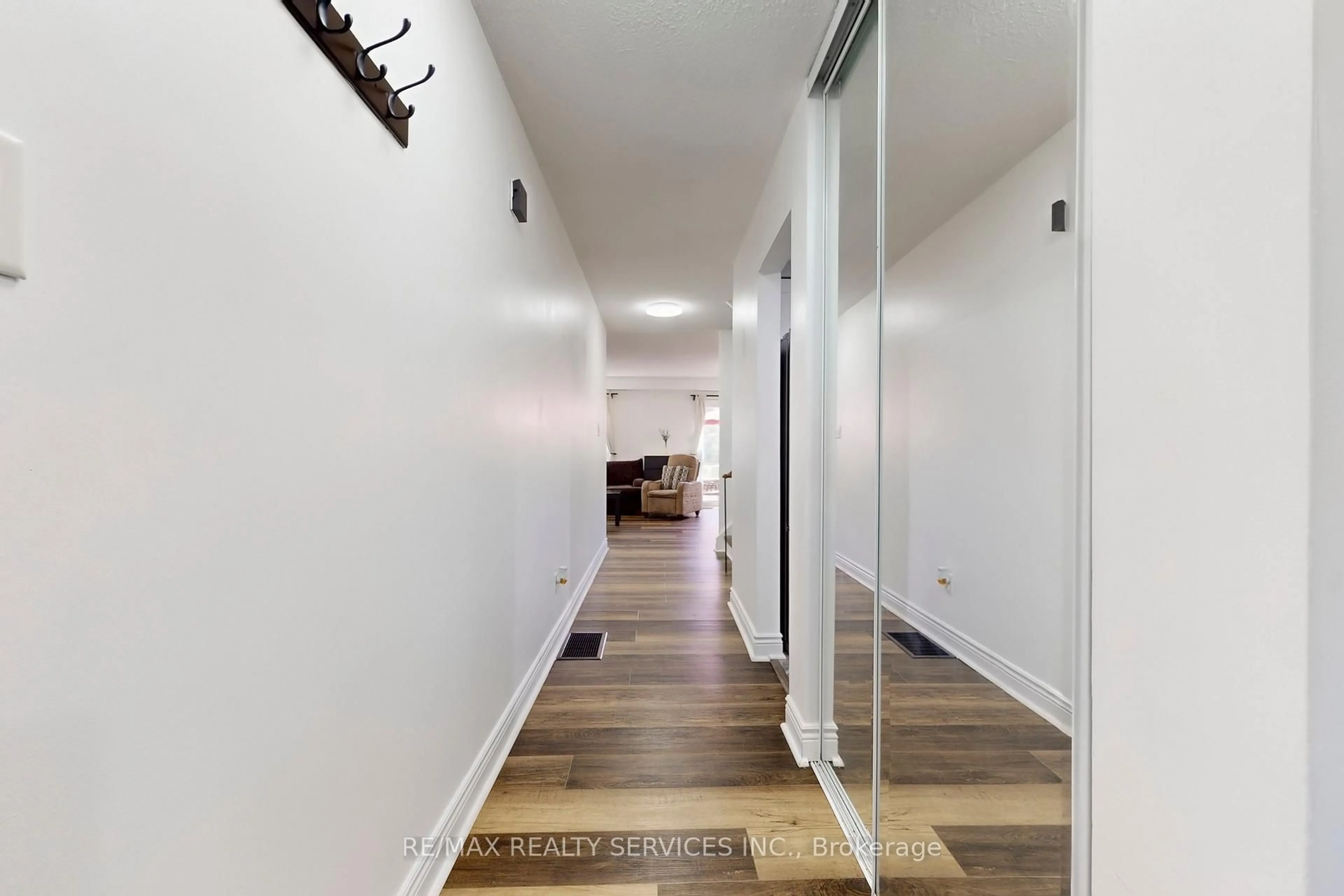 Indoor entryway for 14 Bryant Crt, Brampton Ontario L6X 2T1