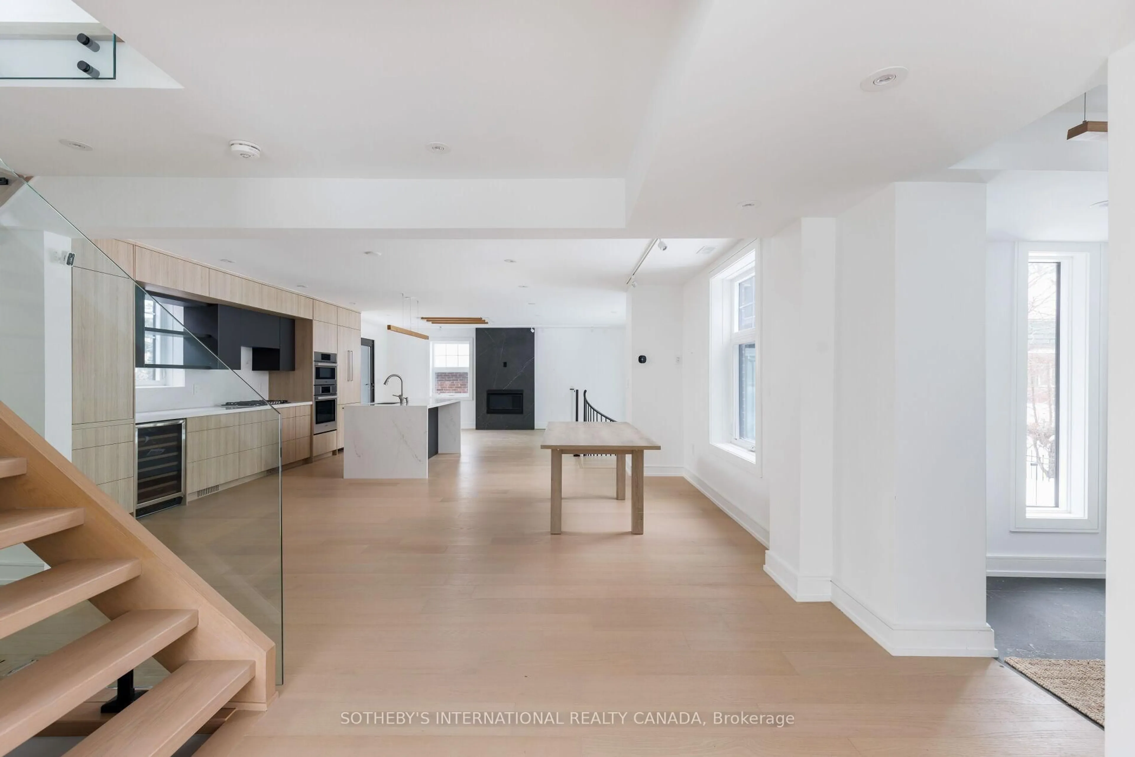 Indoor foyer for 159 Humbervale Blvd, Toronto Ontario M8Y 3P9