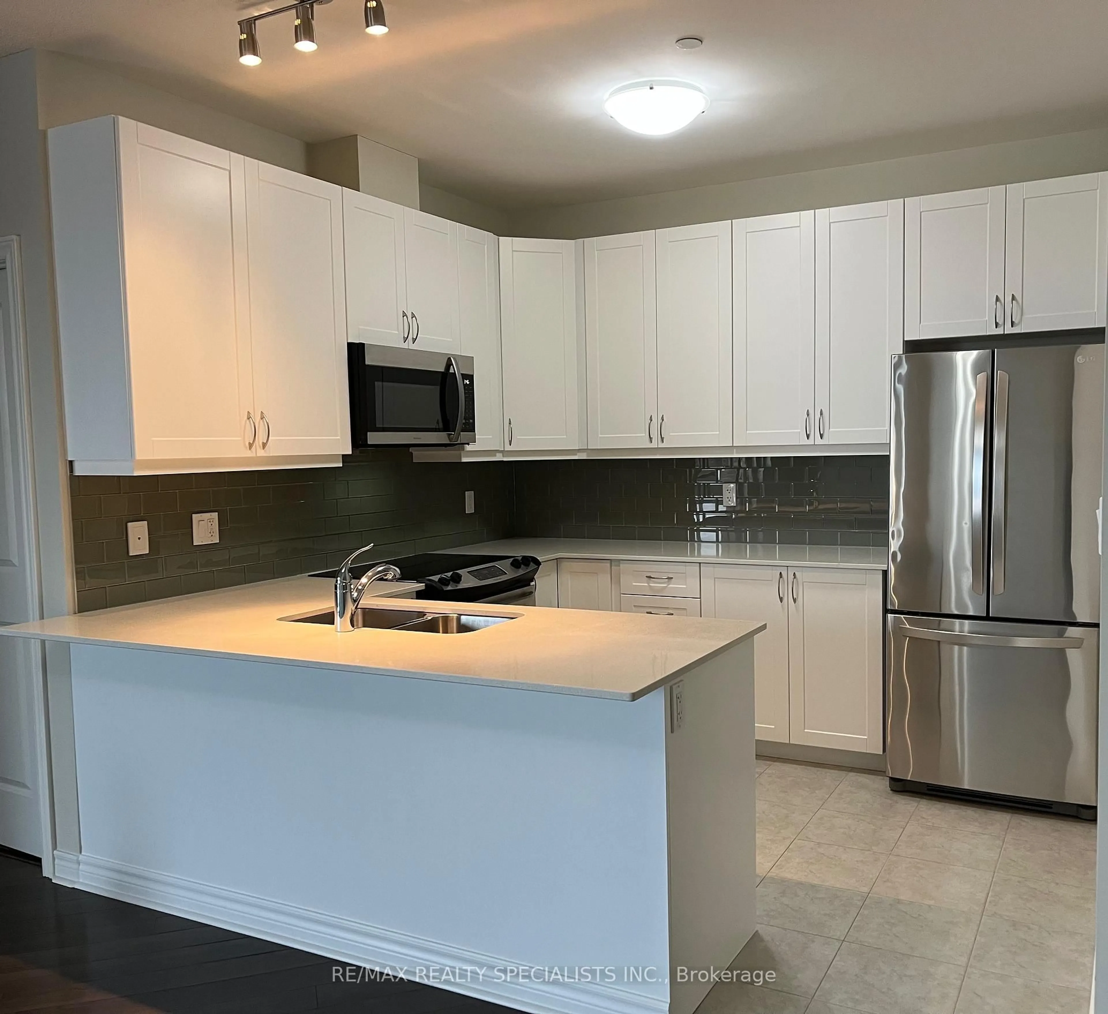 Open concept kitchen, ceramic/tile floor for 33 Whitmer St #609, Milton Ontario L9T 8P9