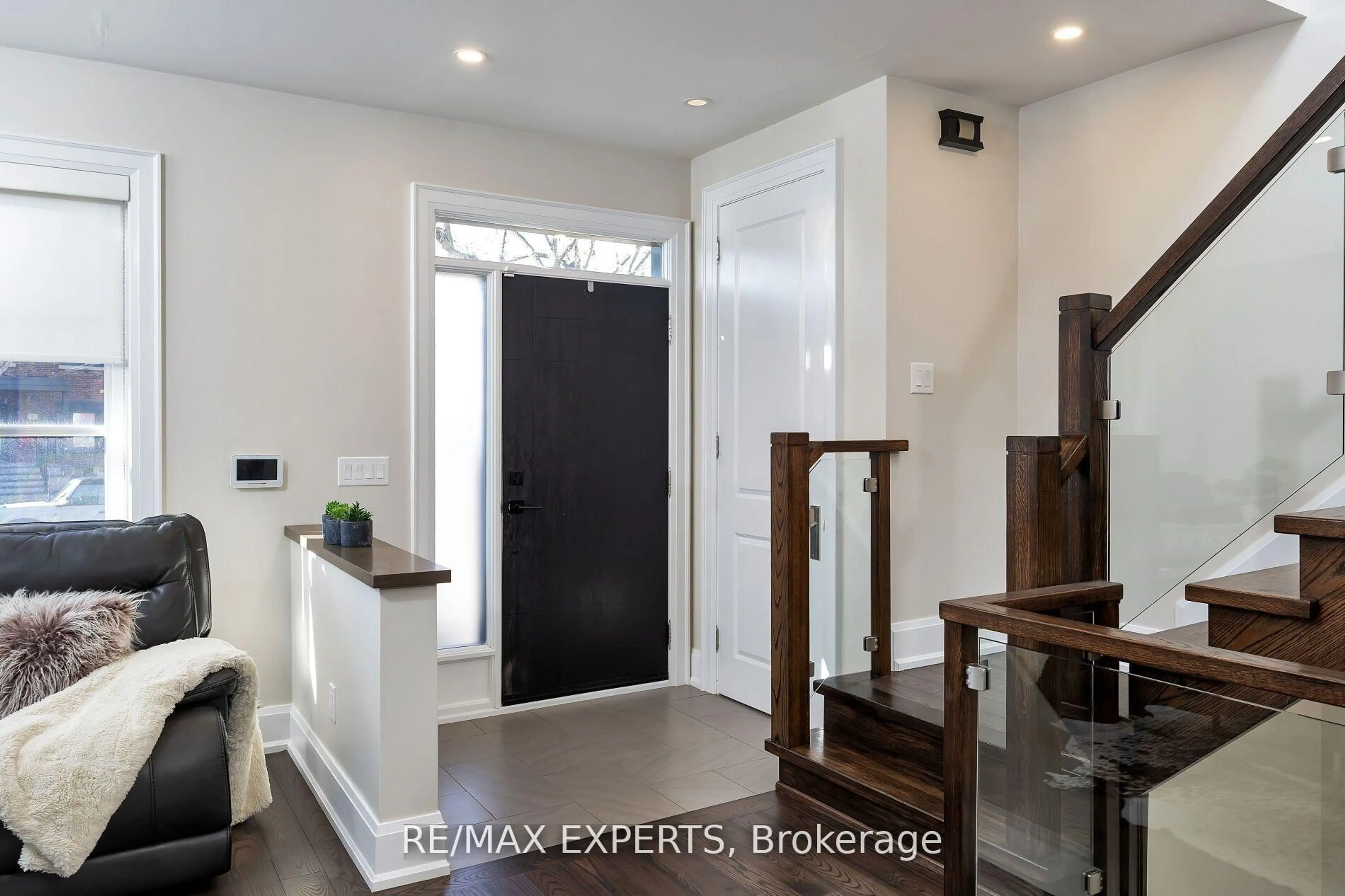 Indoor entryway for 5 Dartmouth Cres, Toronto Ontario M8V 1W9