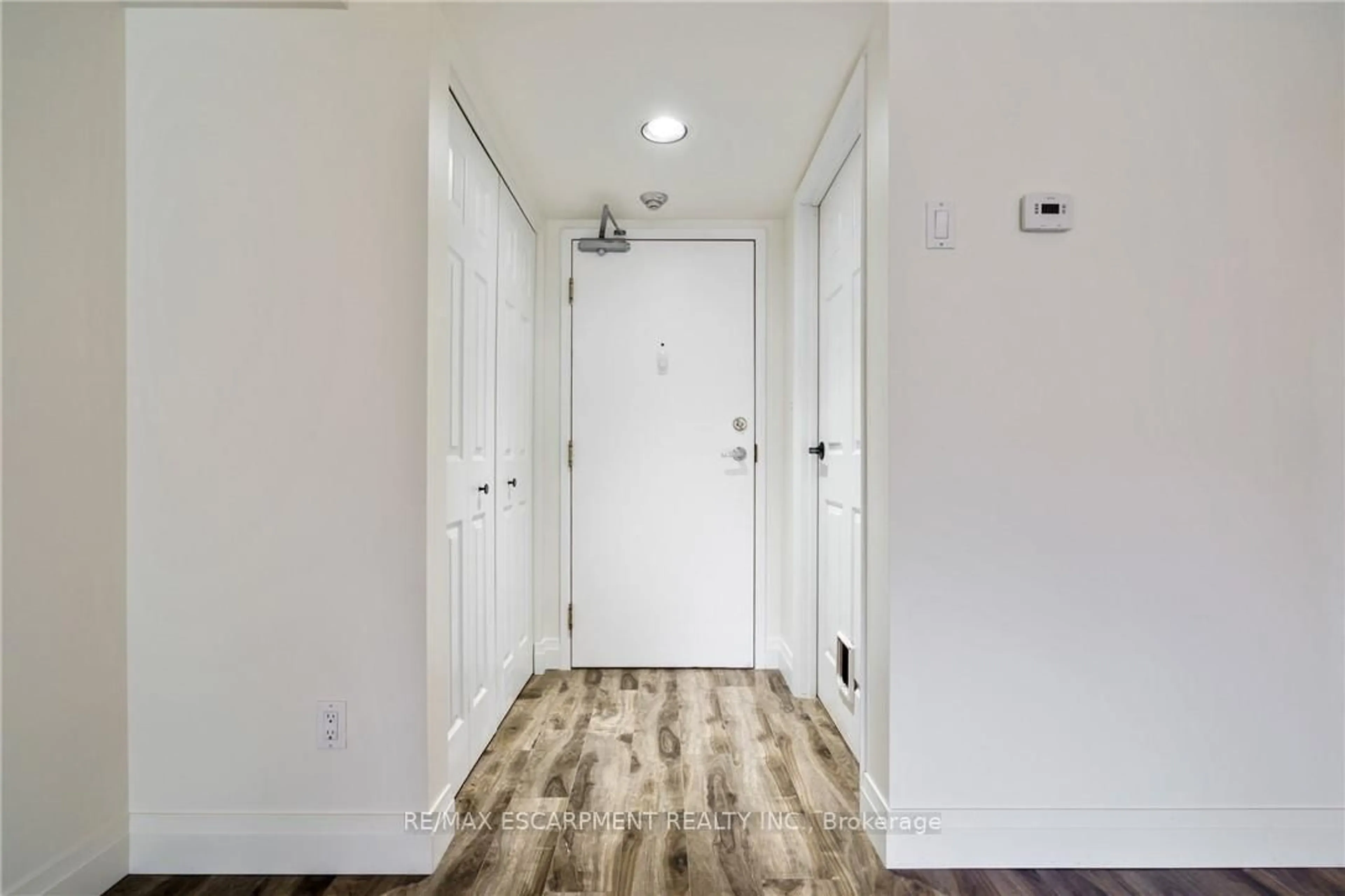 Indoor entryway for 3499 UPPER MIDDLE Rd #211, Burlington Ontario L7R 3X5