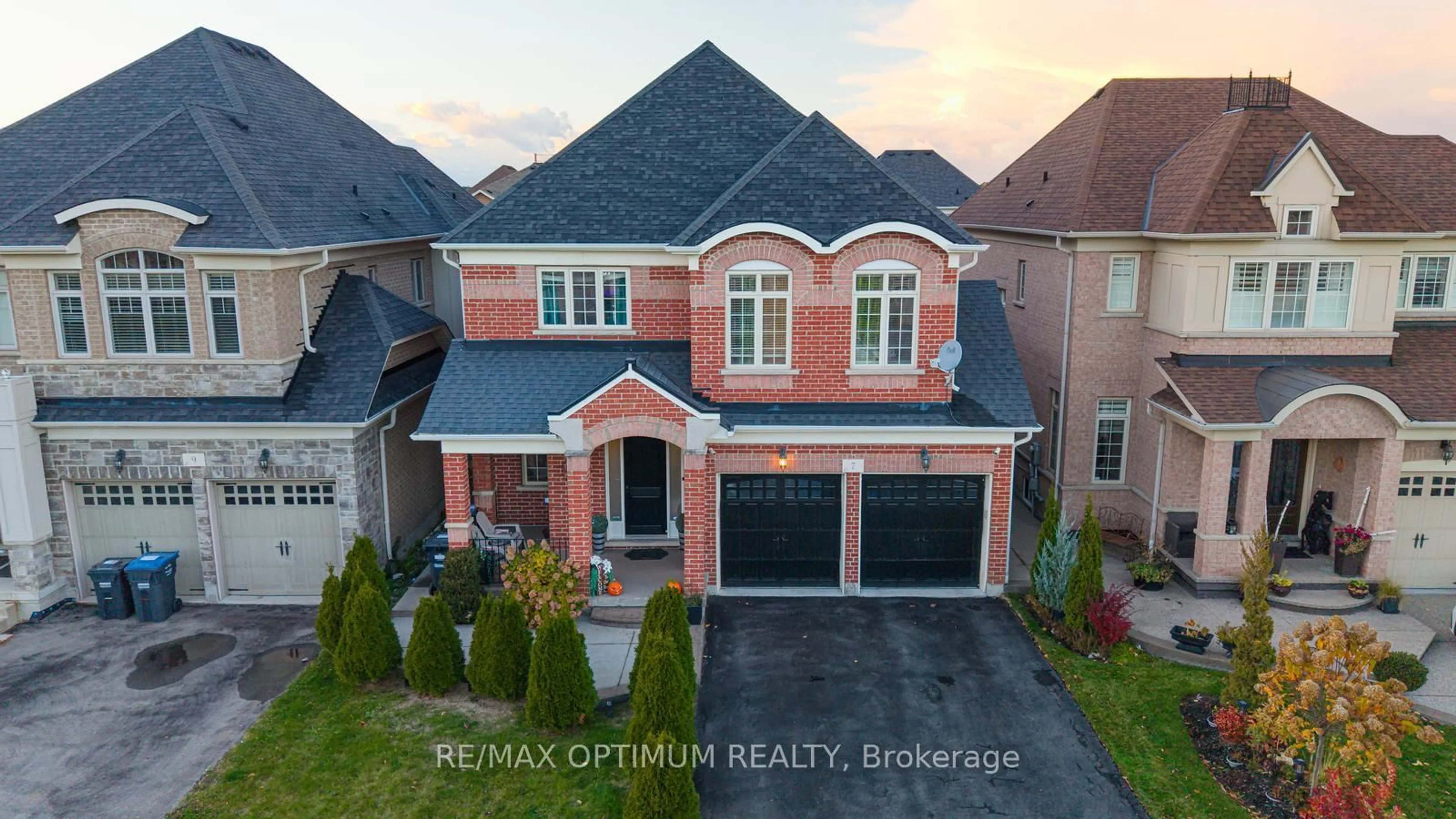 A pic from outside/outdoor area/front of a property/back of a property/a pic from drone, street for 7 Legendary Circ, Brampton Ontario L6Y 0R9