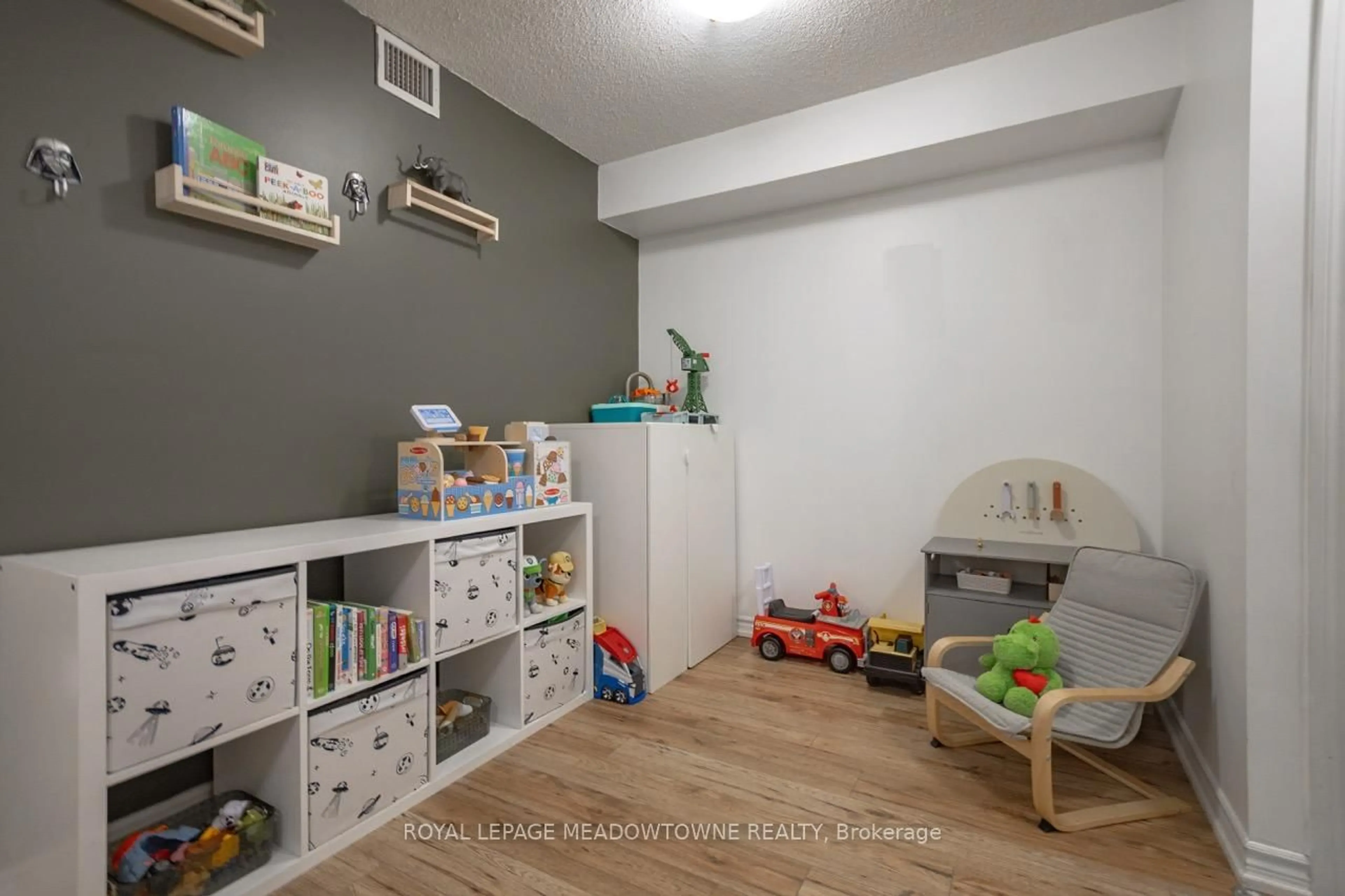 Unknown for 3888 Duke of York Blvd #927, Mississauga Ontario L5B 4P5