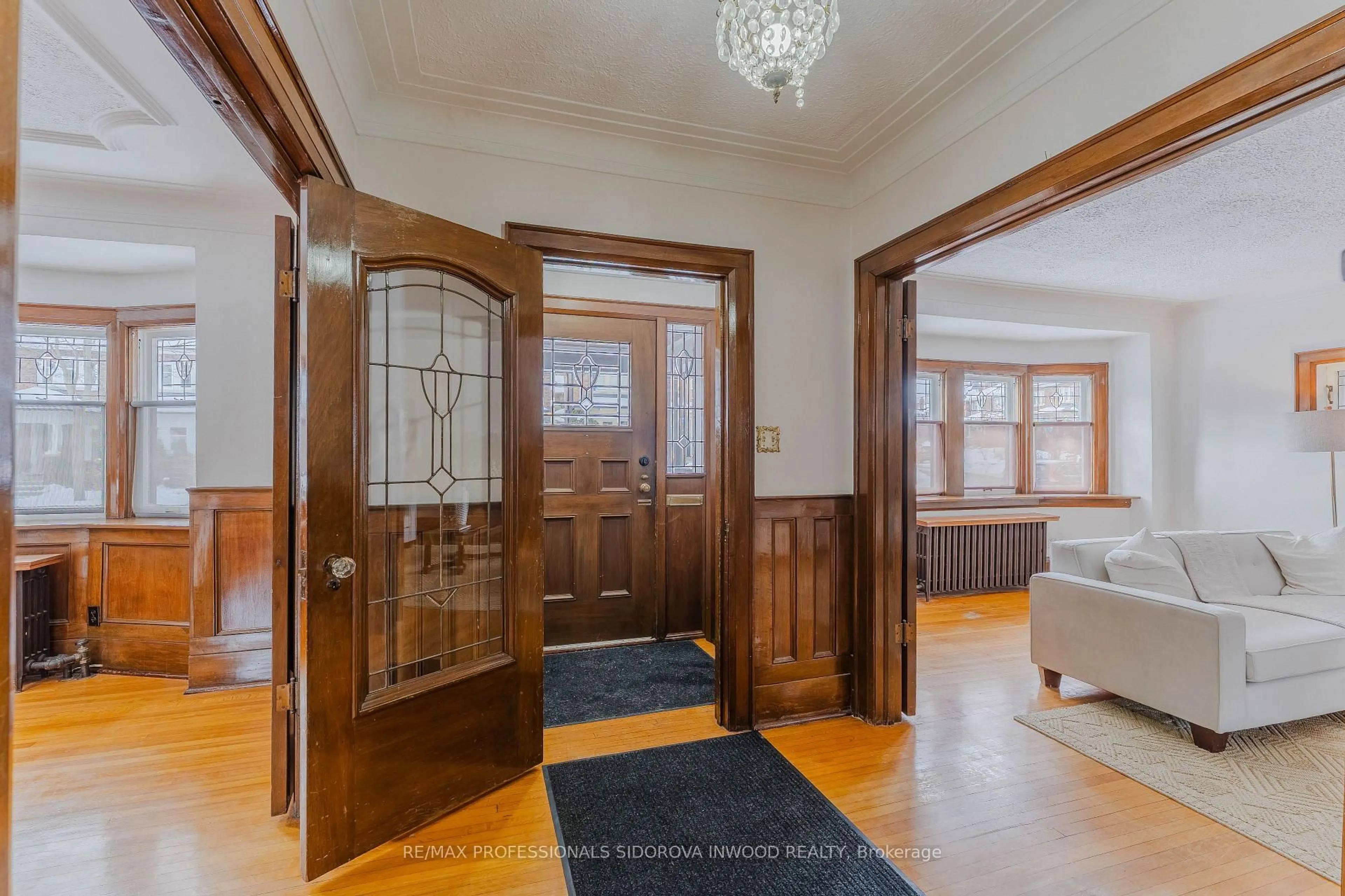 Indoor foyer for 53 Kennedy Park Rd, Toronto Ontario M6P 3H2