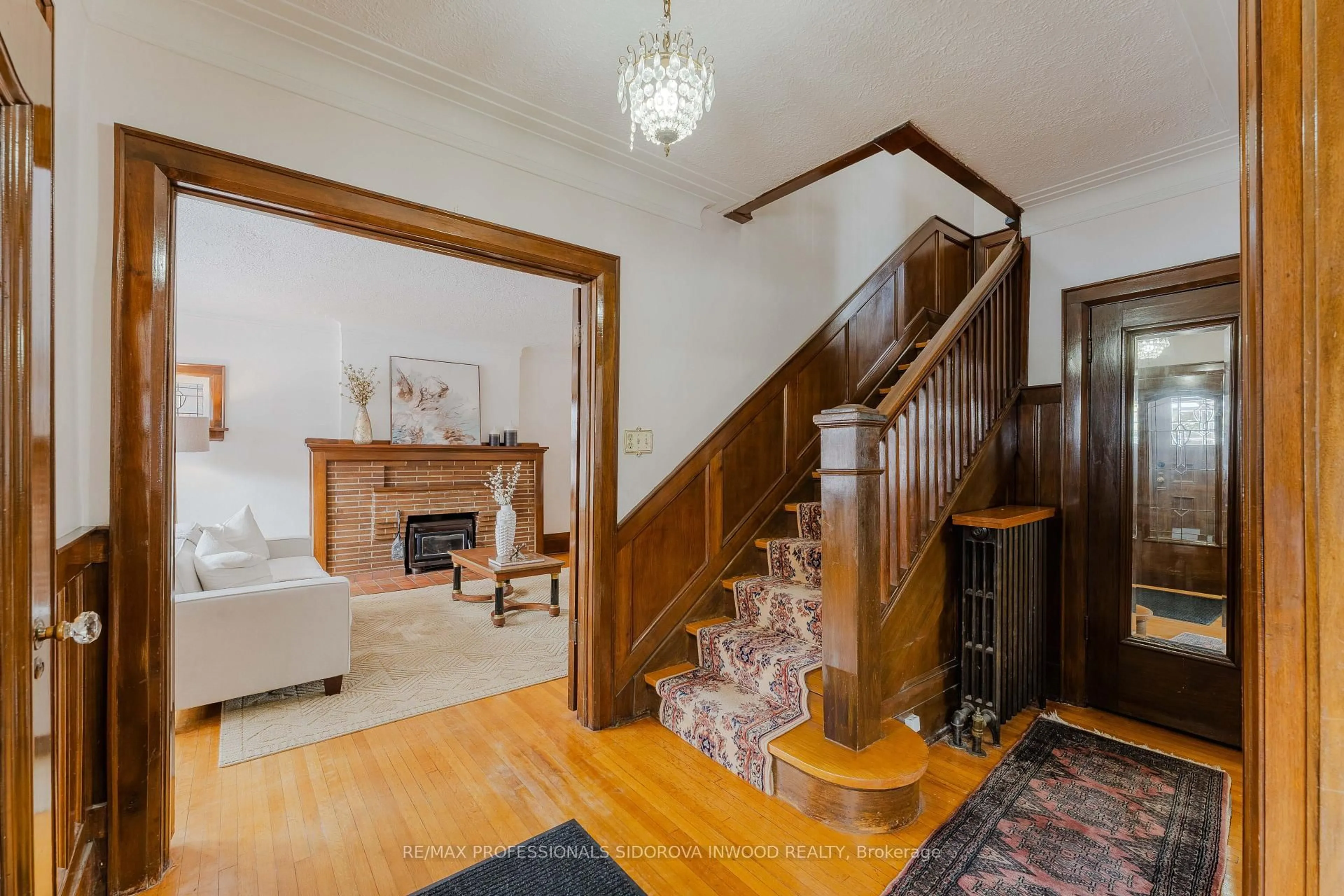 Indoor foyer for 53 Kennedy Park Rd, Toronto Ontario M6P 3H2