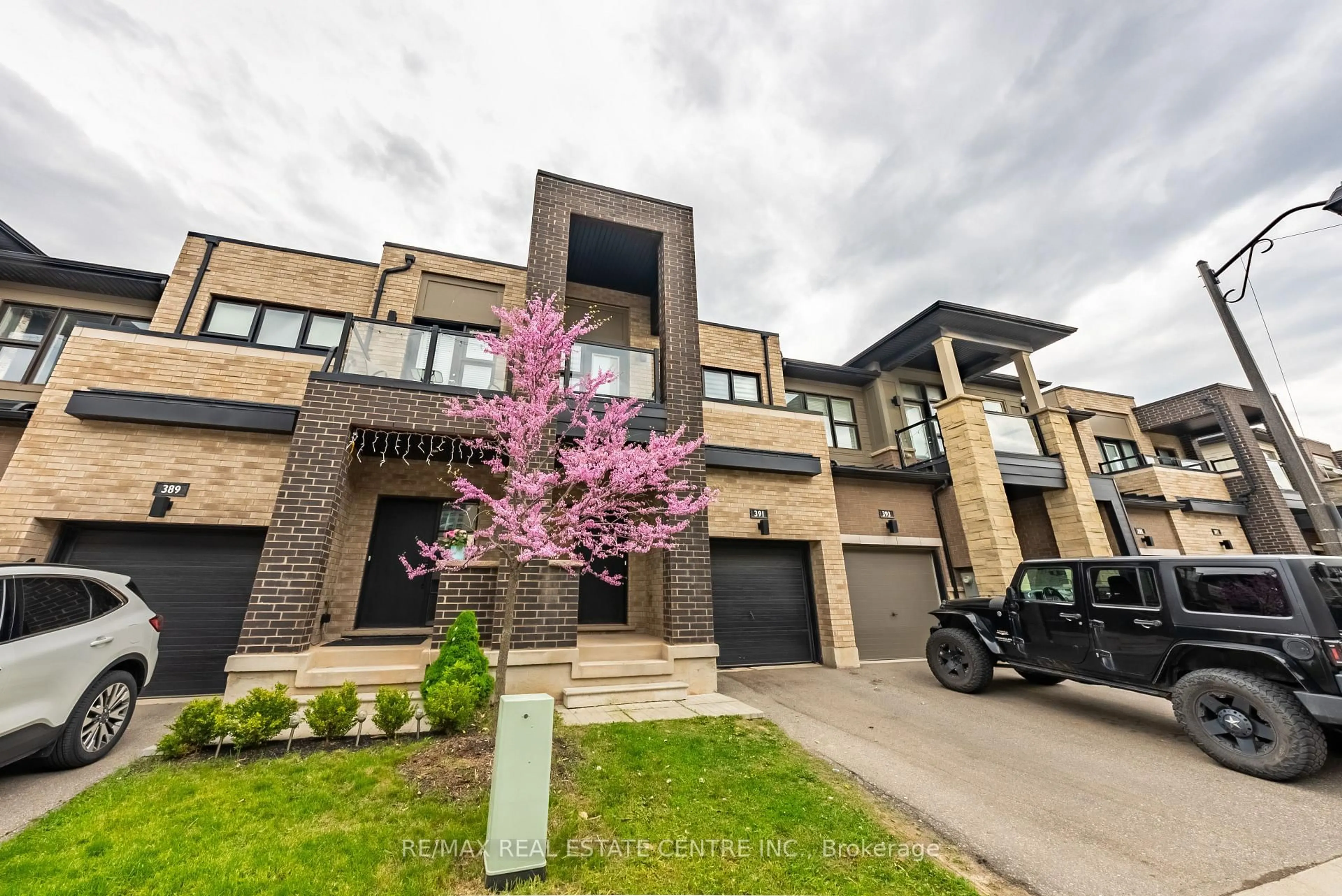 Home with brick exterior material, street for 391 Athabasca Common, Oakville Ontario L6H 0R5