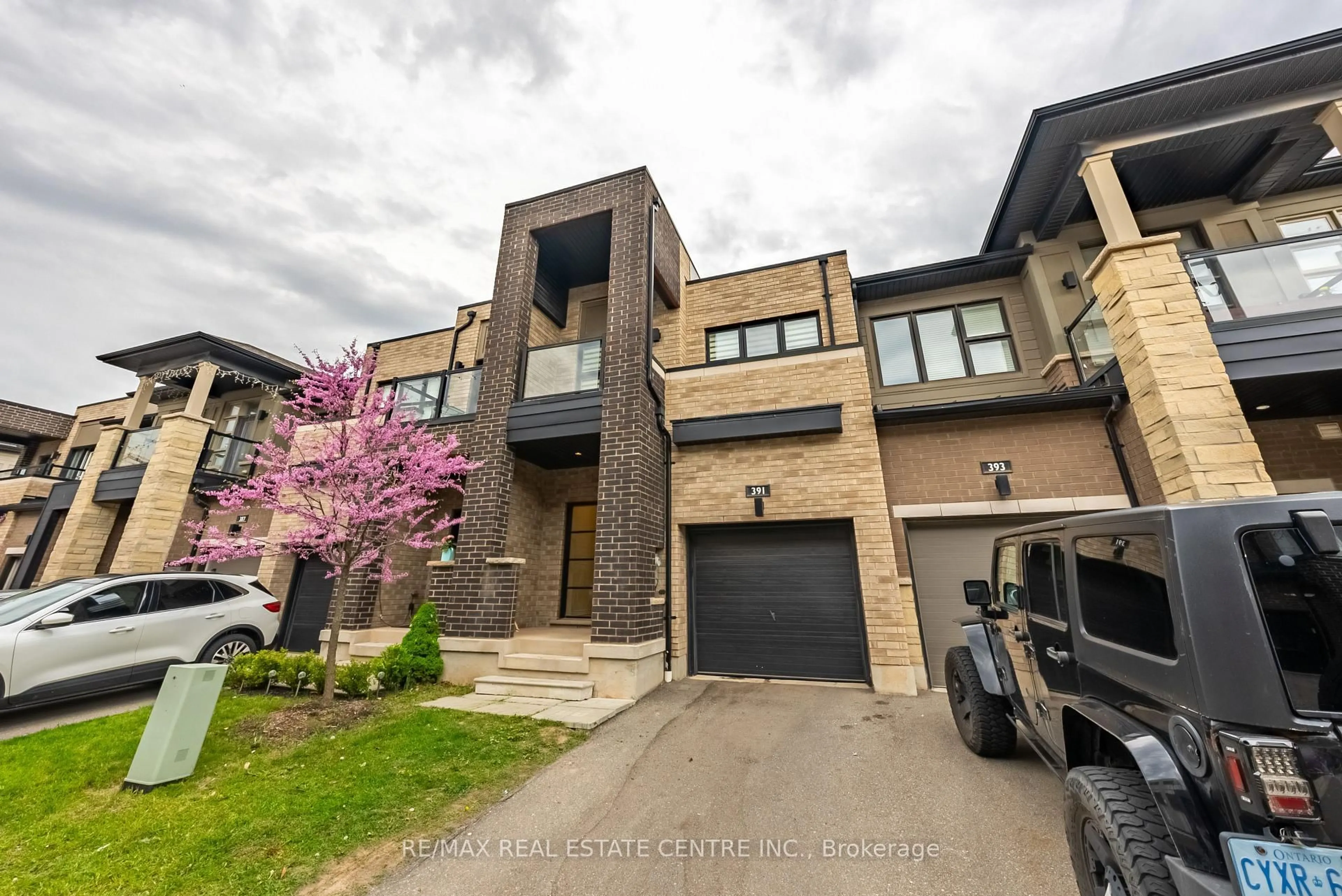 Home with brick exterior material, street for 391 Athabasca Common, Oakville Ontario L6H 0R5