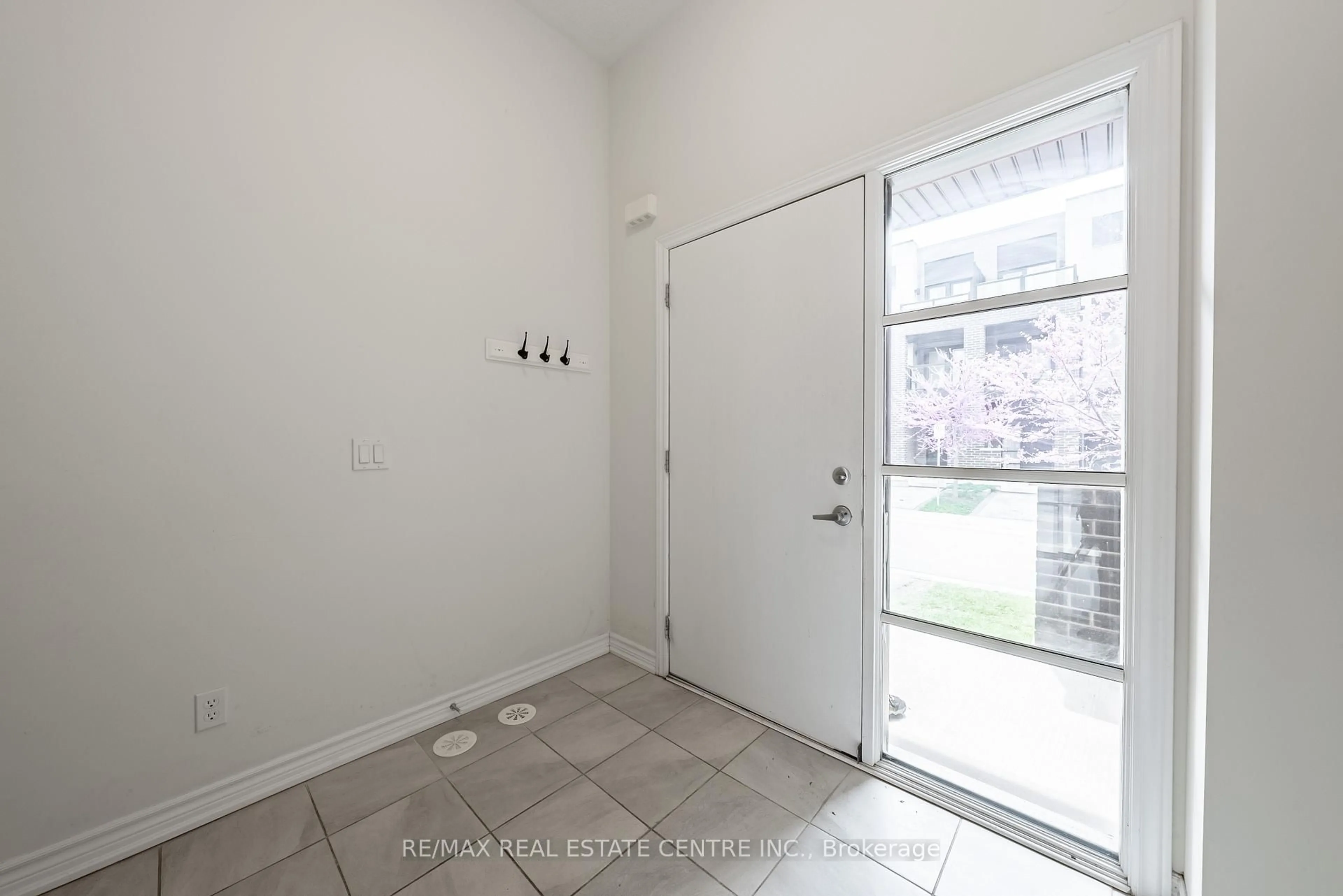 Indoor entryway for 391 Athabasca Common, Oakville Ontario L6H 0R5