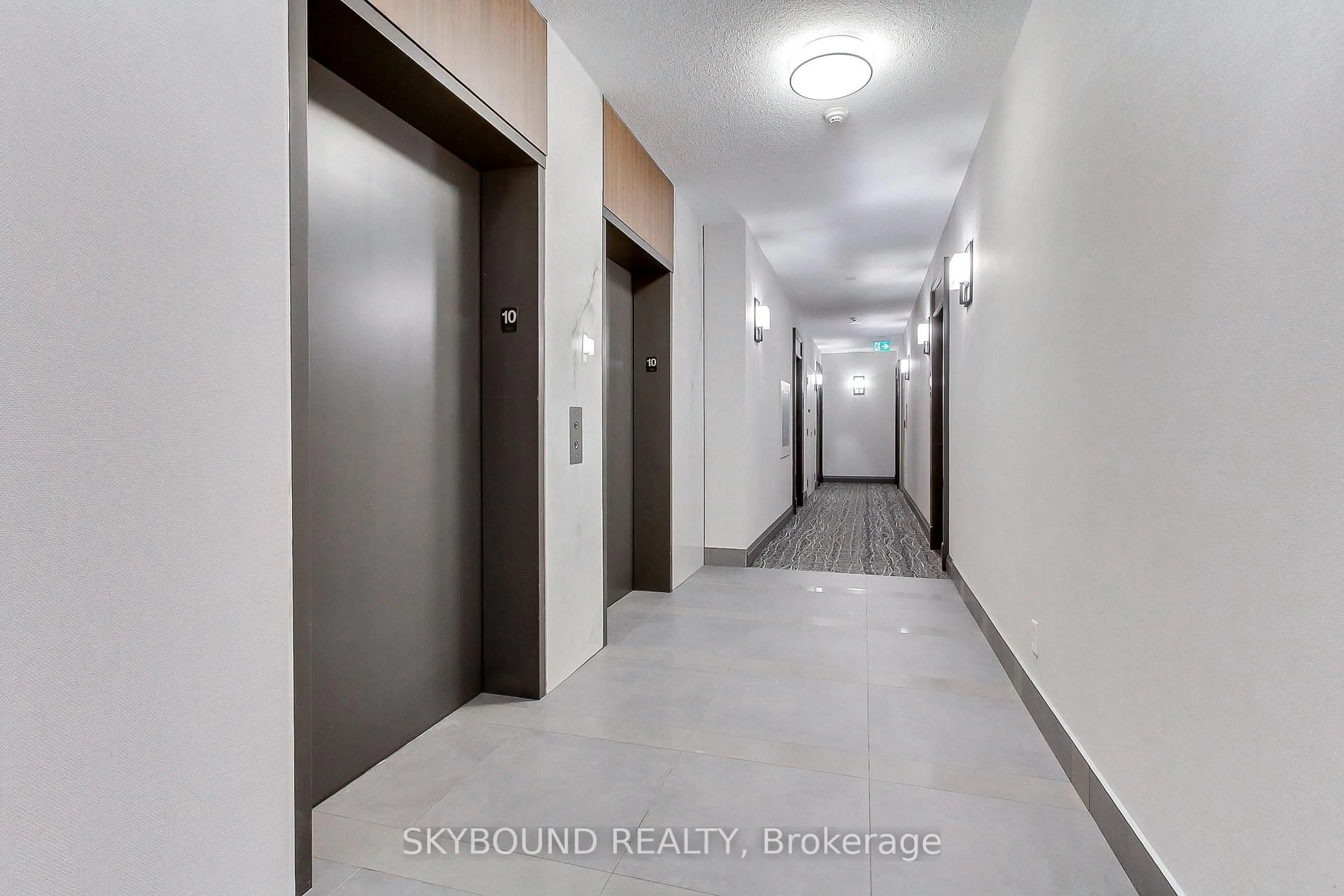 Indoor foyer for 1900 Lake Shore Blvd #1006, Toronto Ontario M6S 1A4