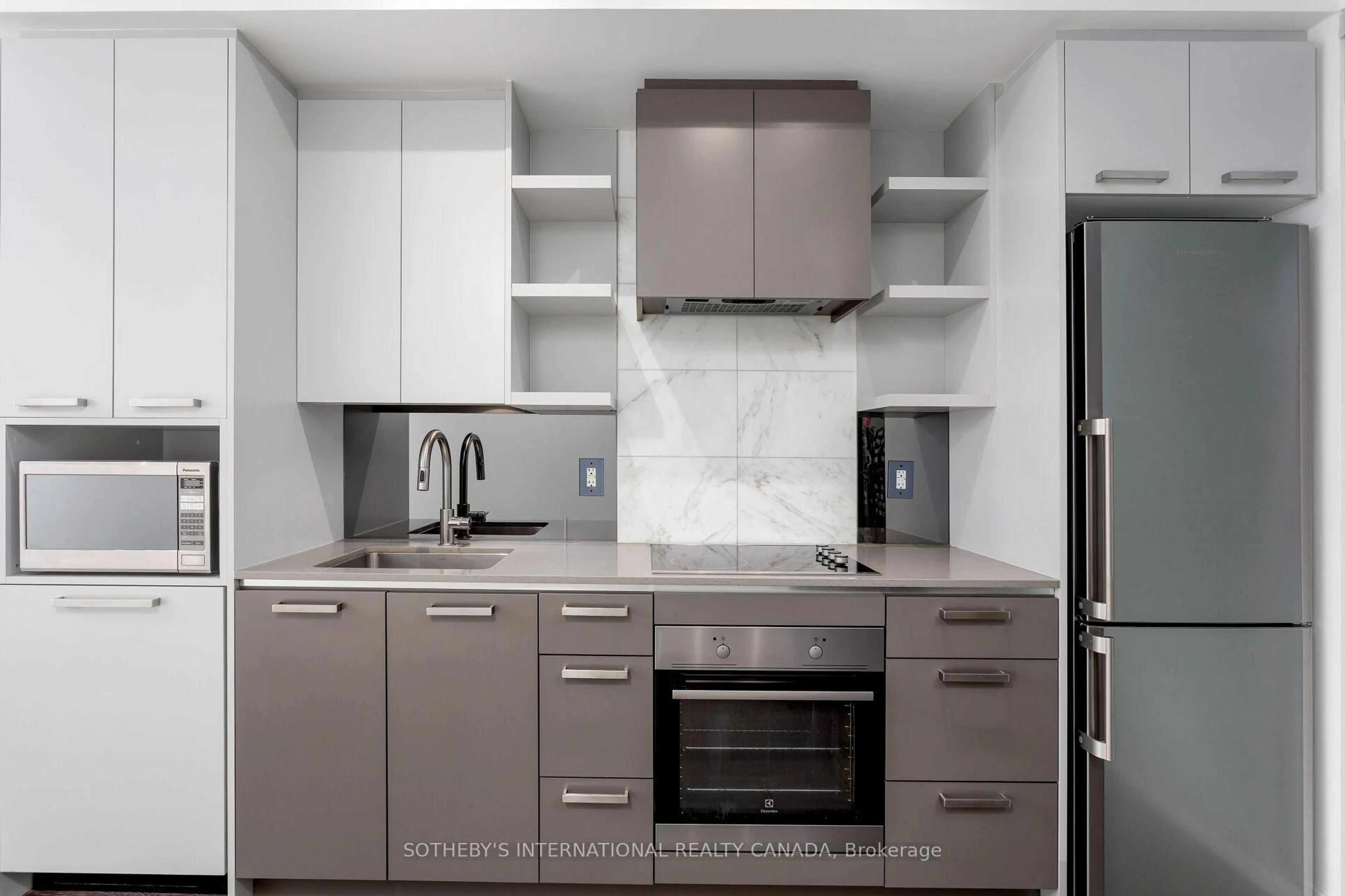Standard kitchen, ceramic/tile floor for 1830 Bloor St #716, Toronto Ontario M6P 0A2