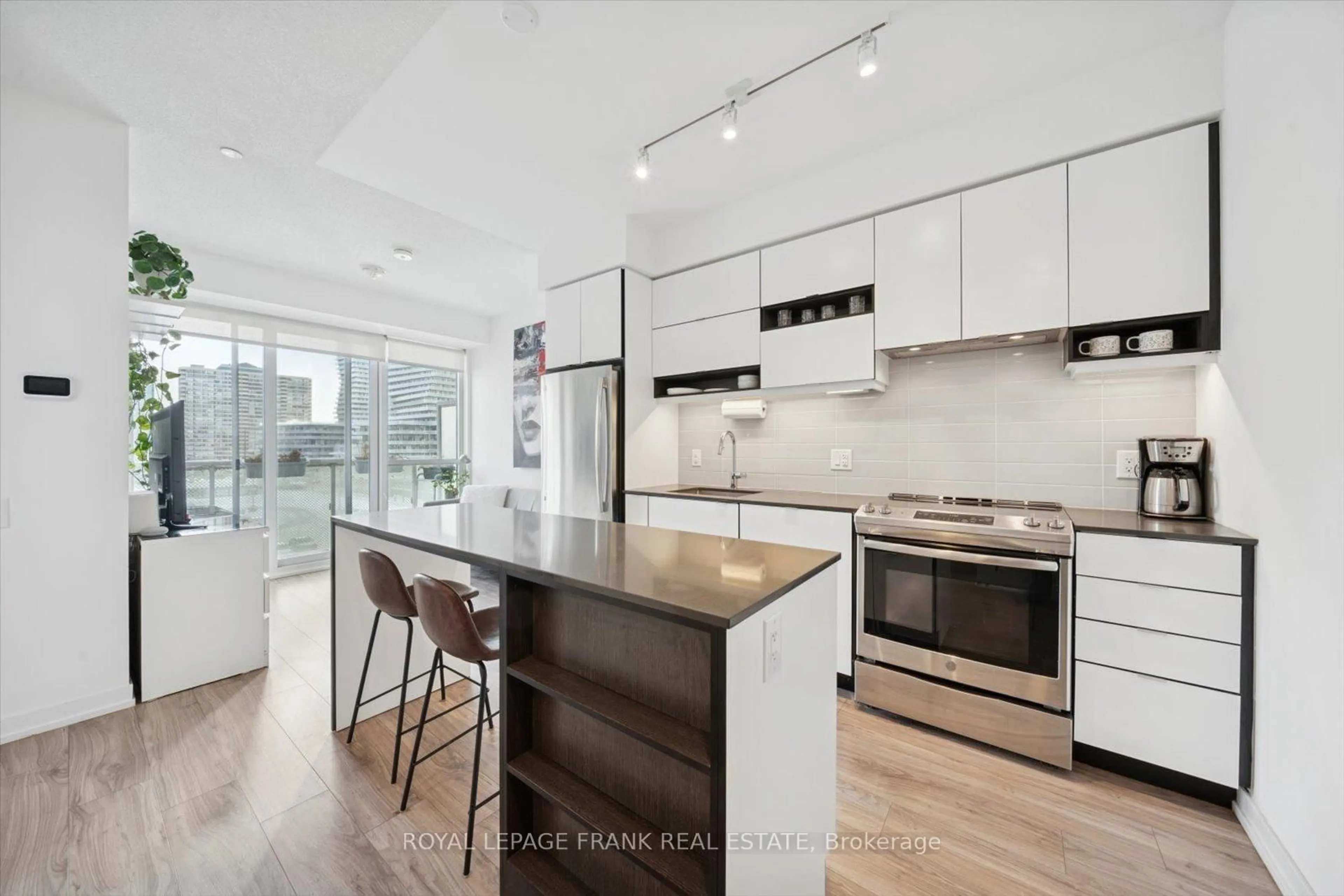 Open concept kitchen, unknown for 4065 Confederation Pkwy #407, Mississauga Ontario L5B 0L4