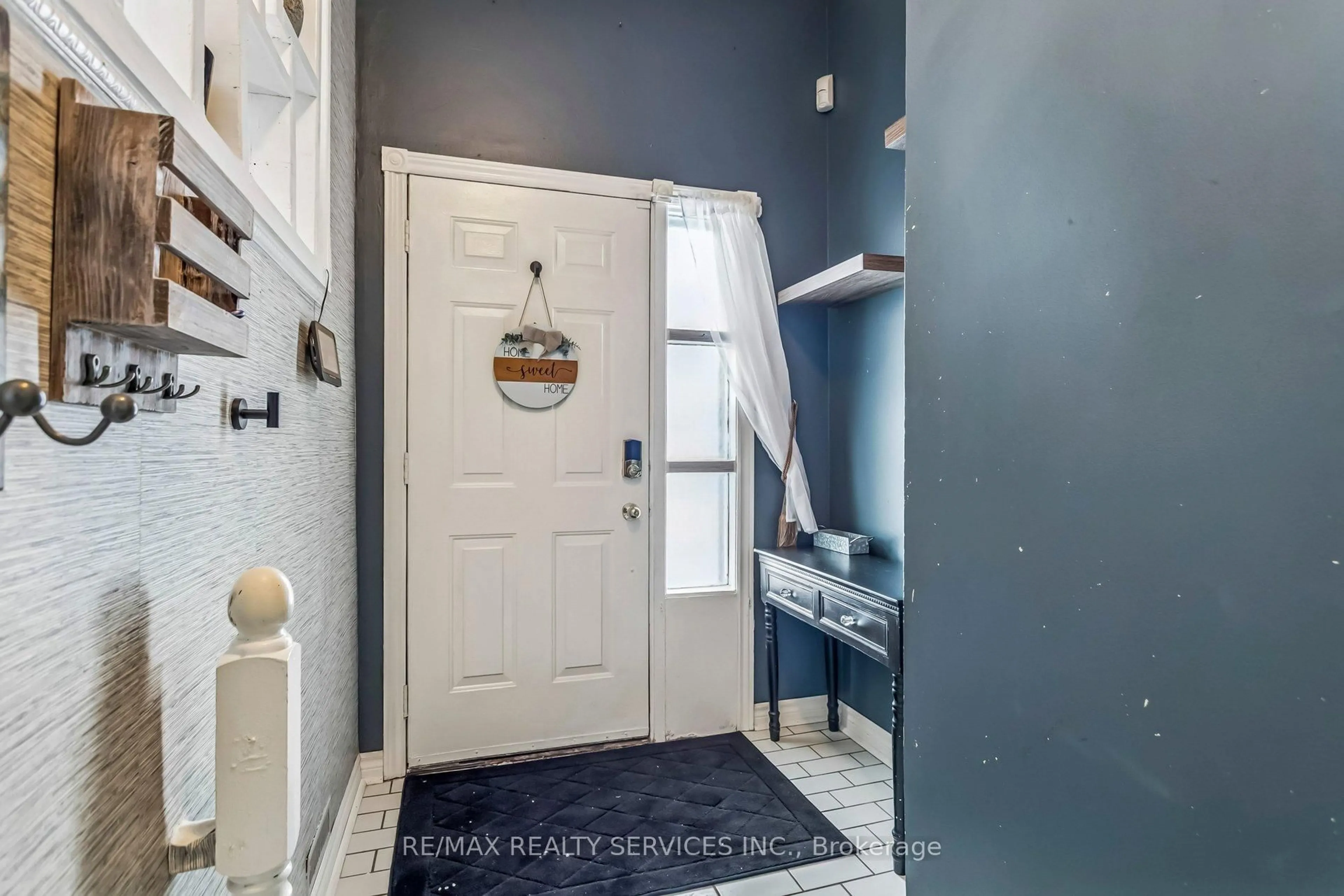 Indoor entryway for 253 Vodden St, Brampton Ontario L6V 1N3