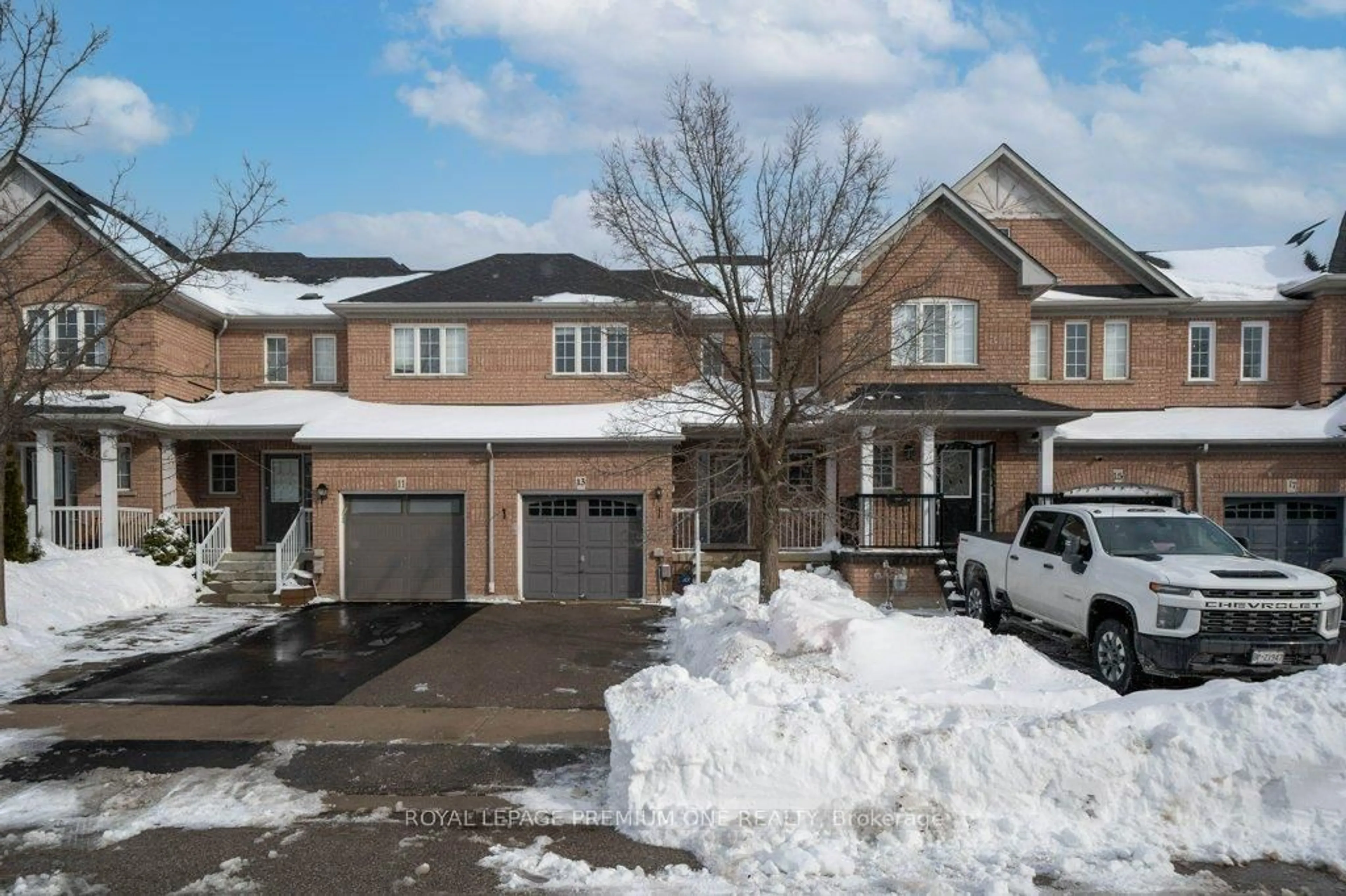 A pic from outside/outdoor area/front of a property/back of a property/a pic from drone, street for 13 Summitridge Crt, Brampton Ontario L6P 2E5