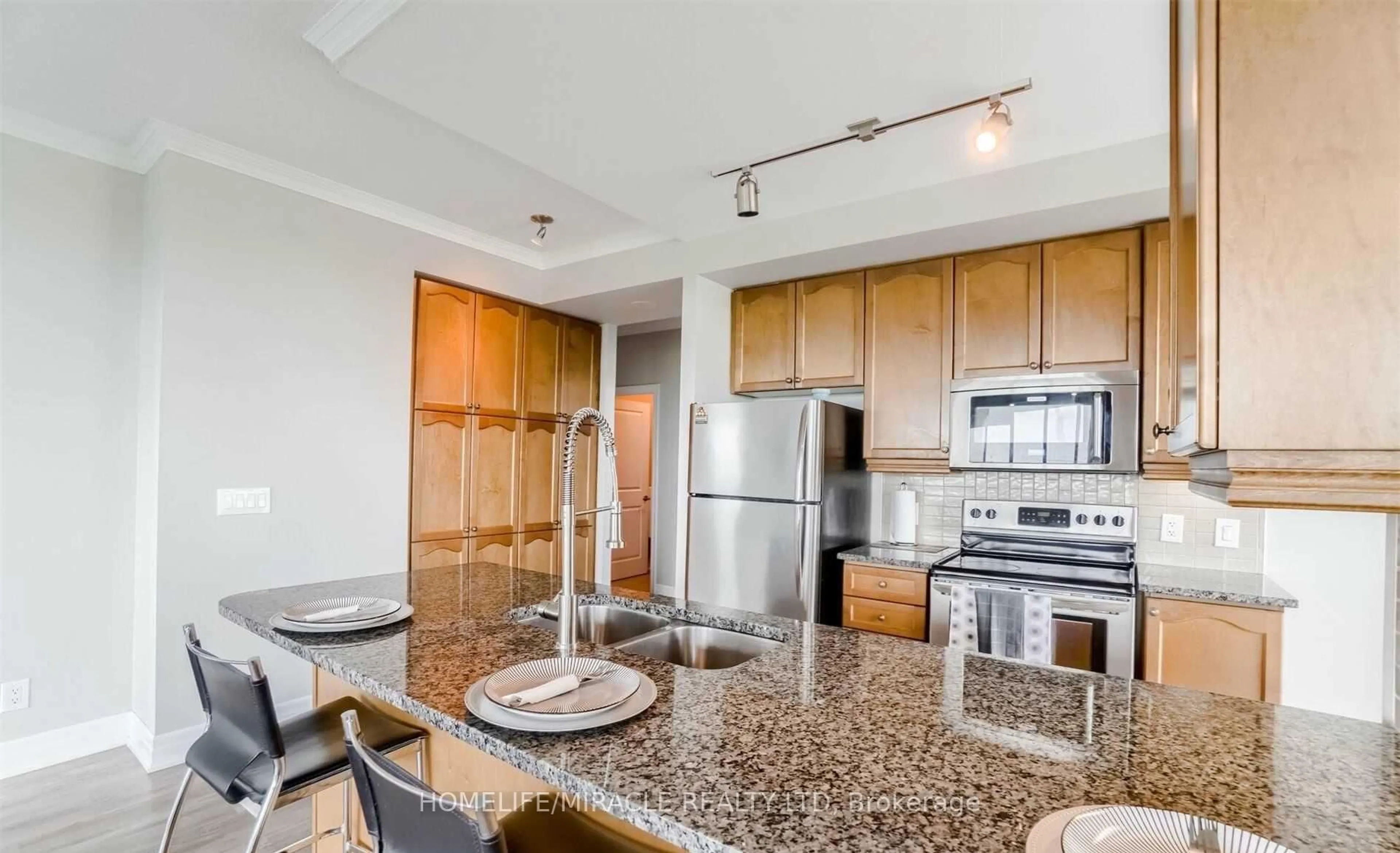 Standard kitchen, unknown for 100 John St #1002, Brampton Ontario L6W 0A8