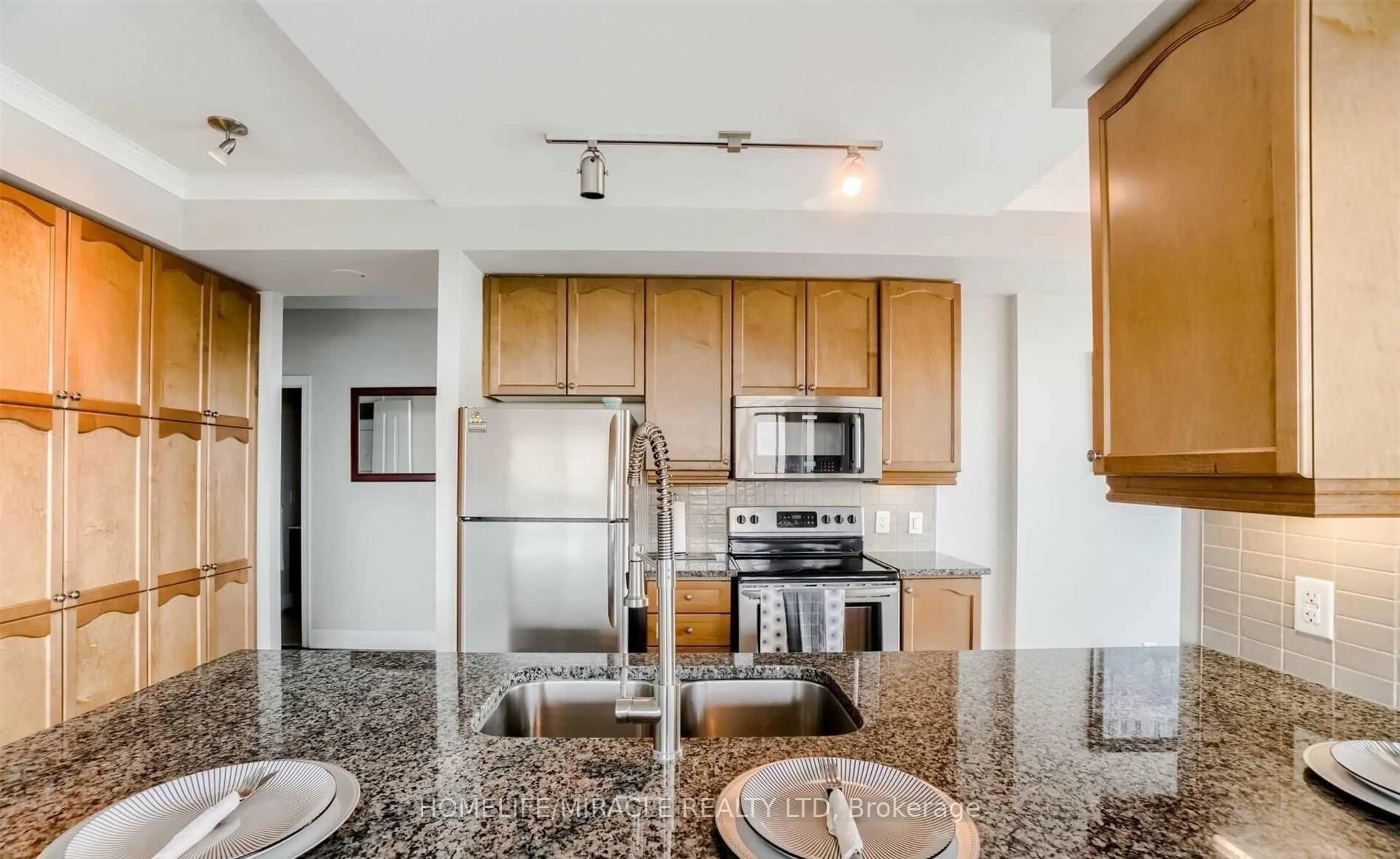 Standard kitchen, unknown for 100 John St #1002, Brampton Ontario L6W 0A8