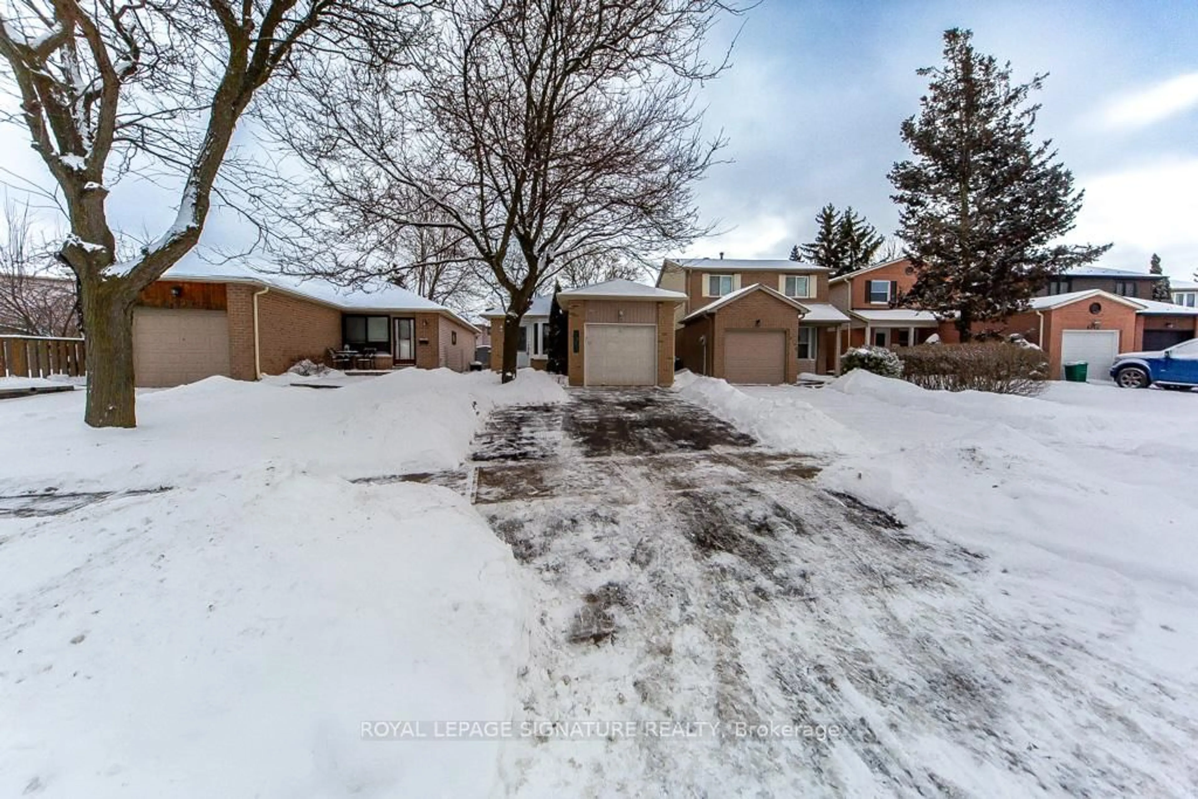 A pic from outside/outdoor area/front of a property/back of a property/a pic from drone, street for 6172 Kindree Circ, Mississauga Ontario L5N 3C2