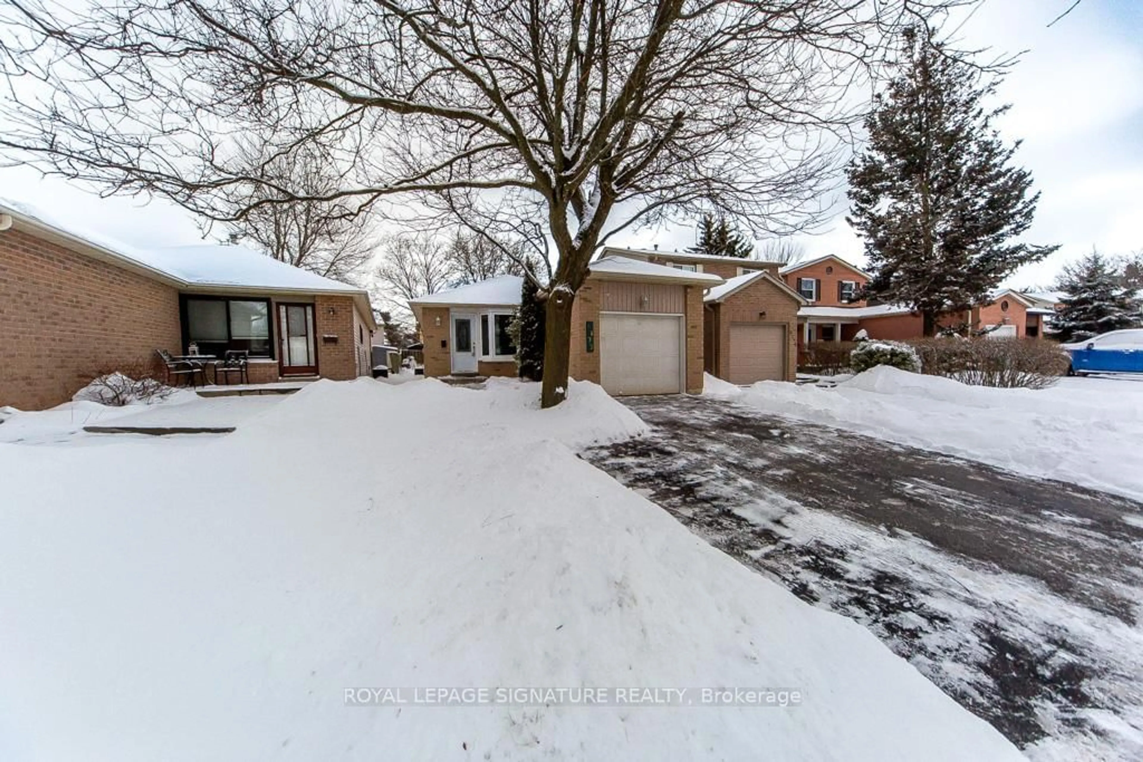 A pic from outside/outdoor area/front of a property/back of a property/a pic from drone, street for 6172 Kindree Circ, Mississauga Ontario L5N 3C2