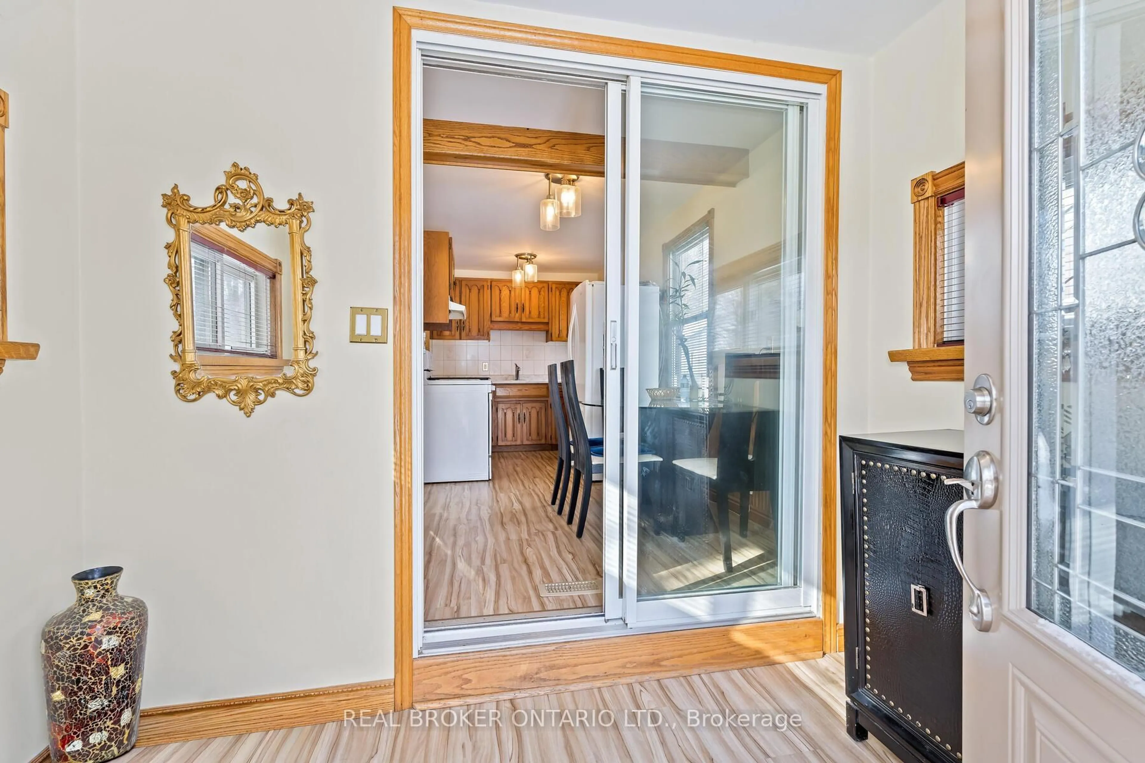 Indoor entryway for 213 Mason Blvd, Halton Hills Ontario L7J 1A7