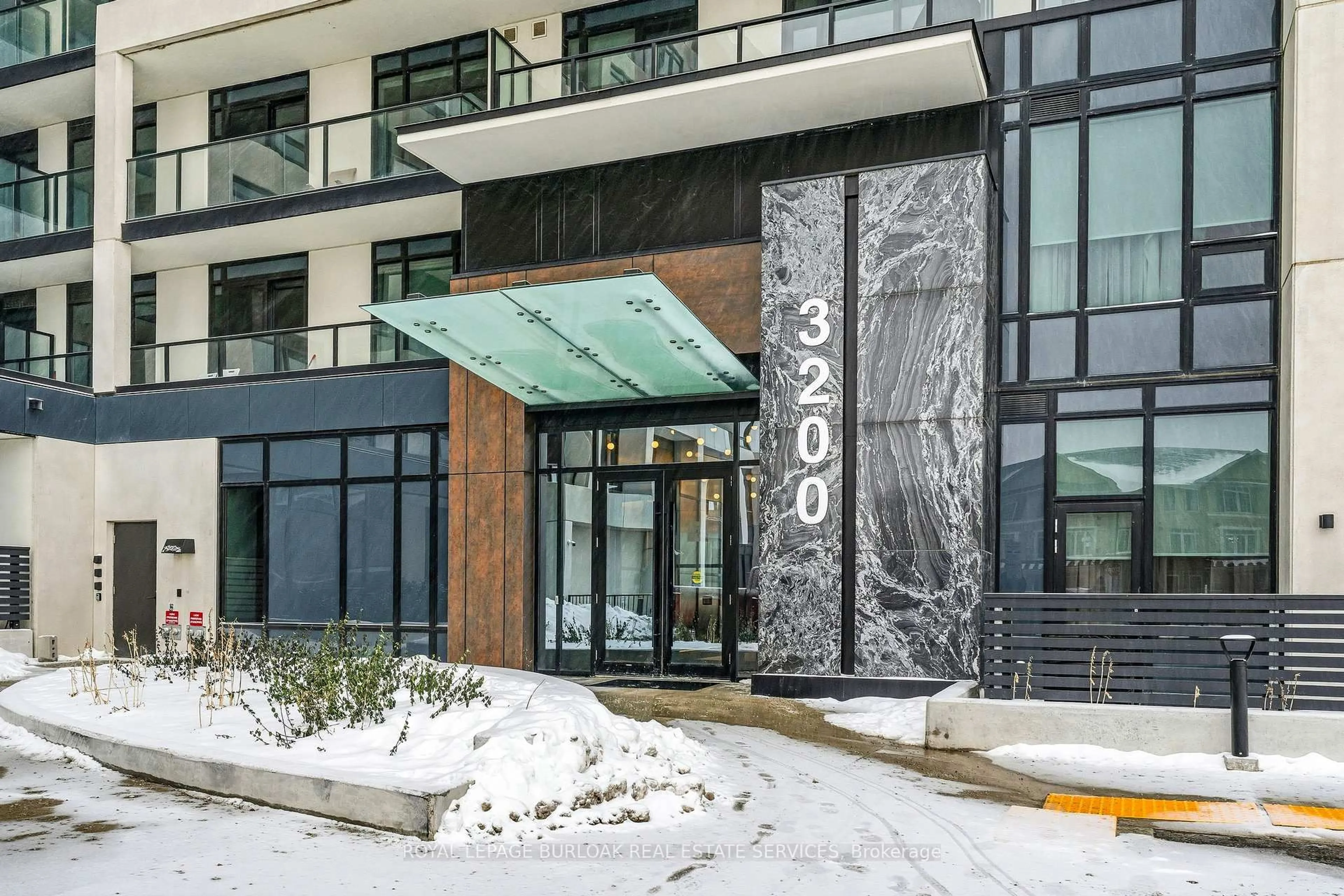 Indoor foyer for 3200 William Coltson Ave #102, Oakville Ontario L6H 7W6