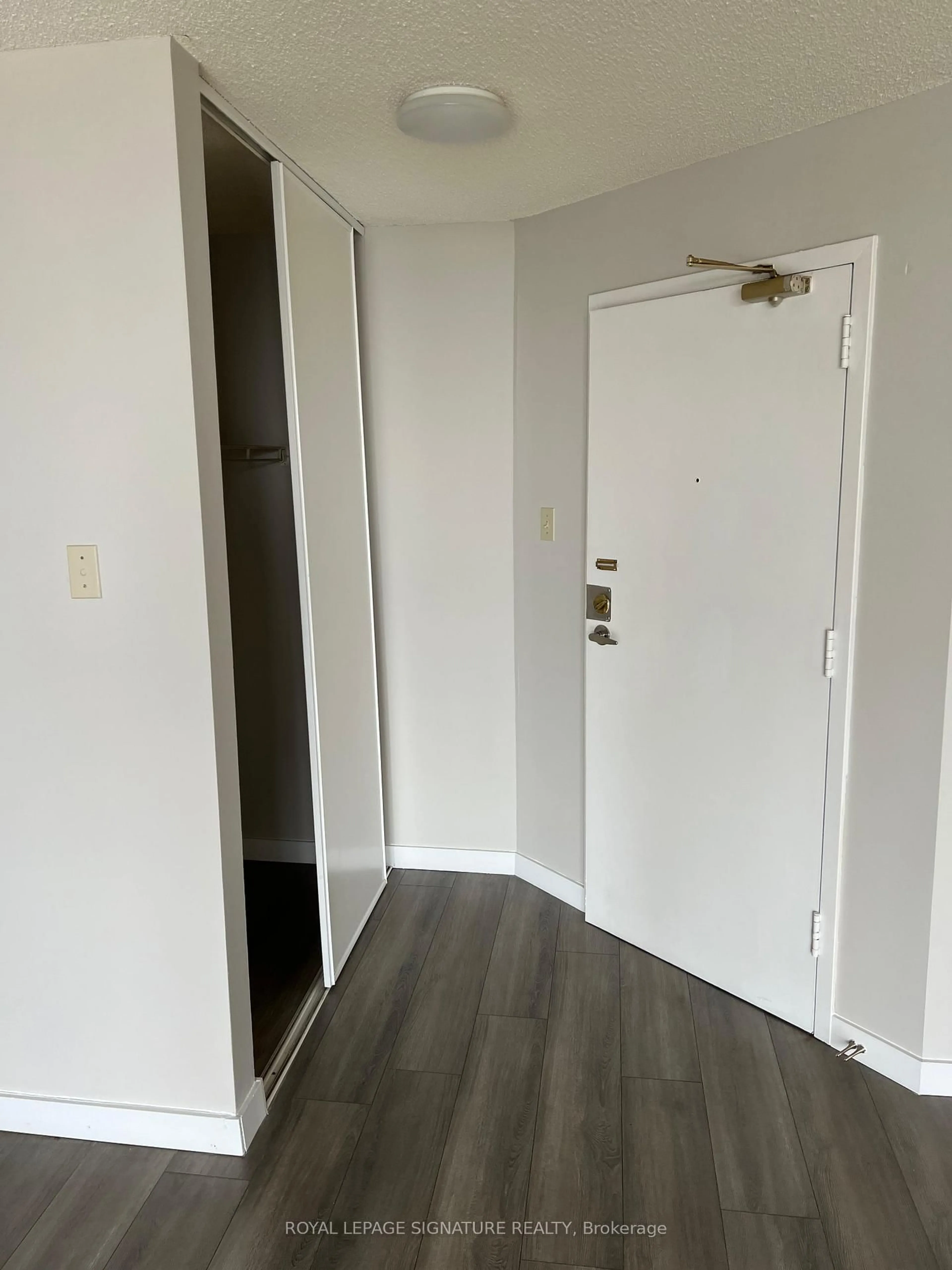Indoor entryway for 25 Trailwood Dr #1606, Mississauga Ontario L4Z 3K9