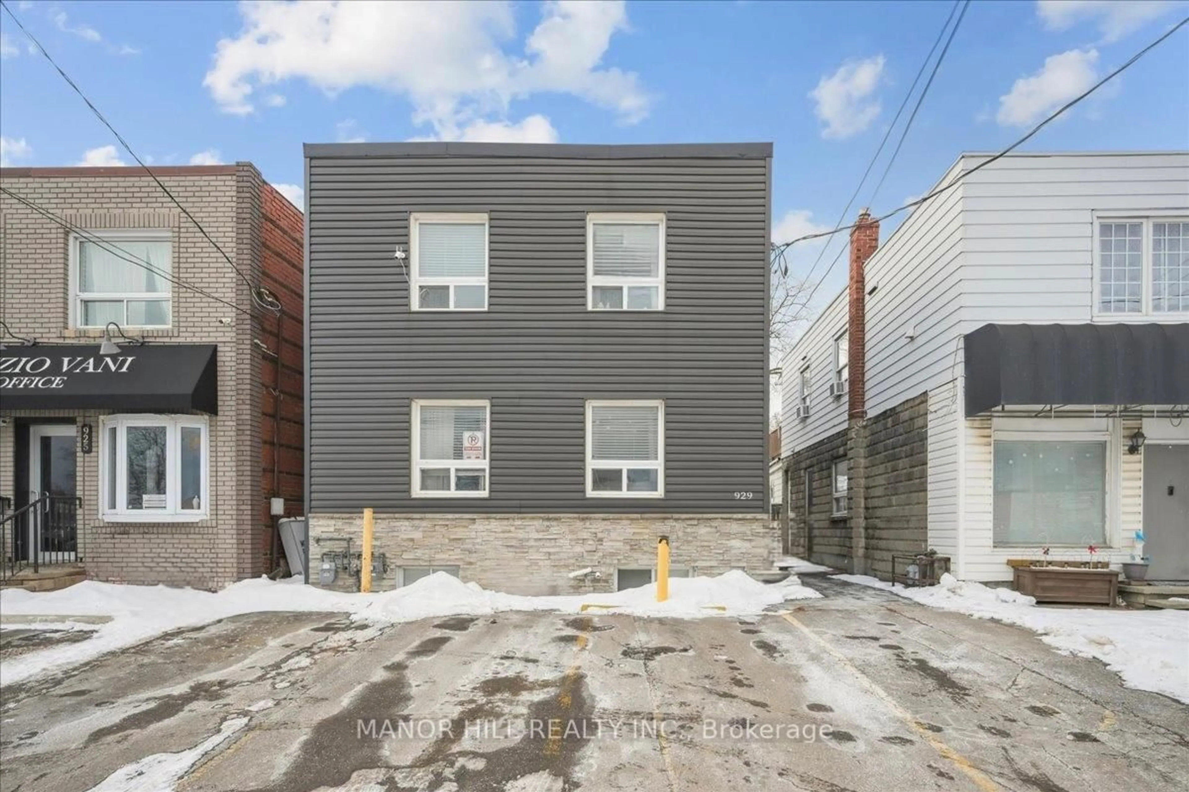 Home with brick exterior material, street for 929 Lakeshore Rd, Mississauga Ontario L5E 1E3