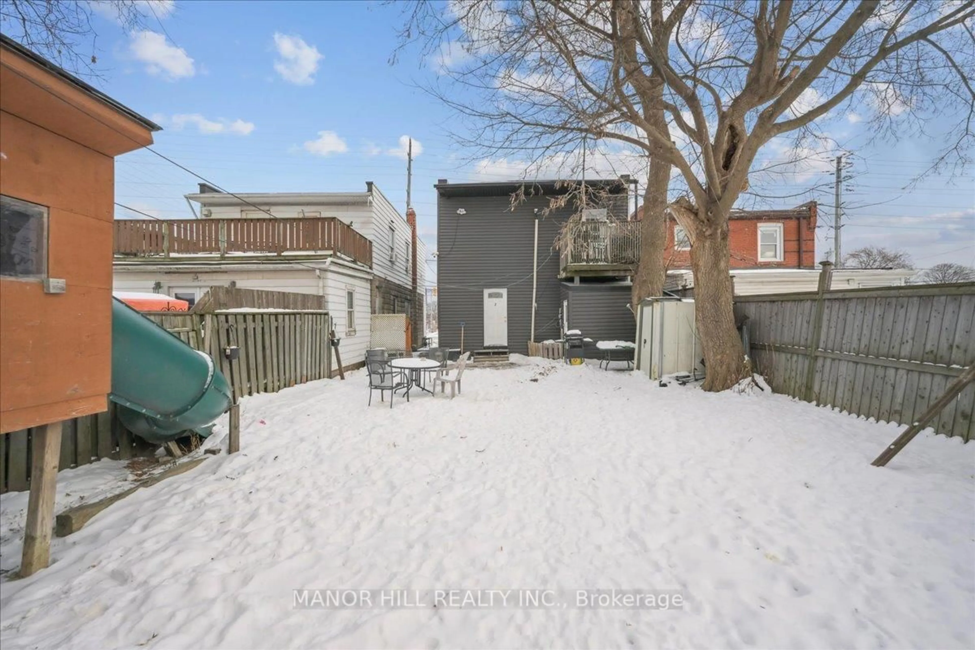 Patio, street for 929 Lakeshore Rd, Mississauga Ontario L5E 1E3