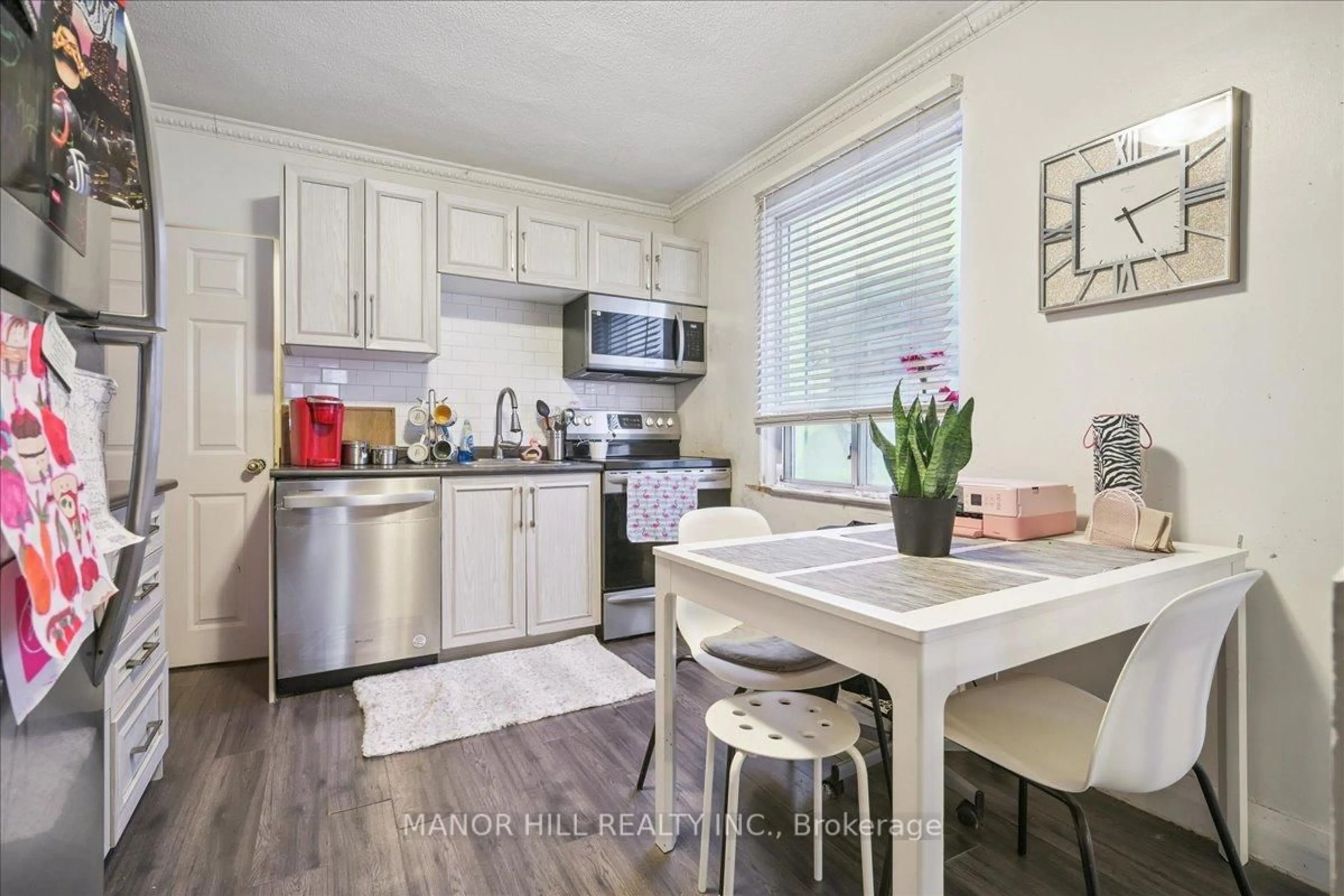 Open concept kitchen, wood/laminate floor for 929 Lakeshore Rd, Mississauga Ontario L5E 1E3