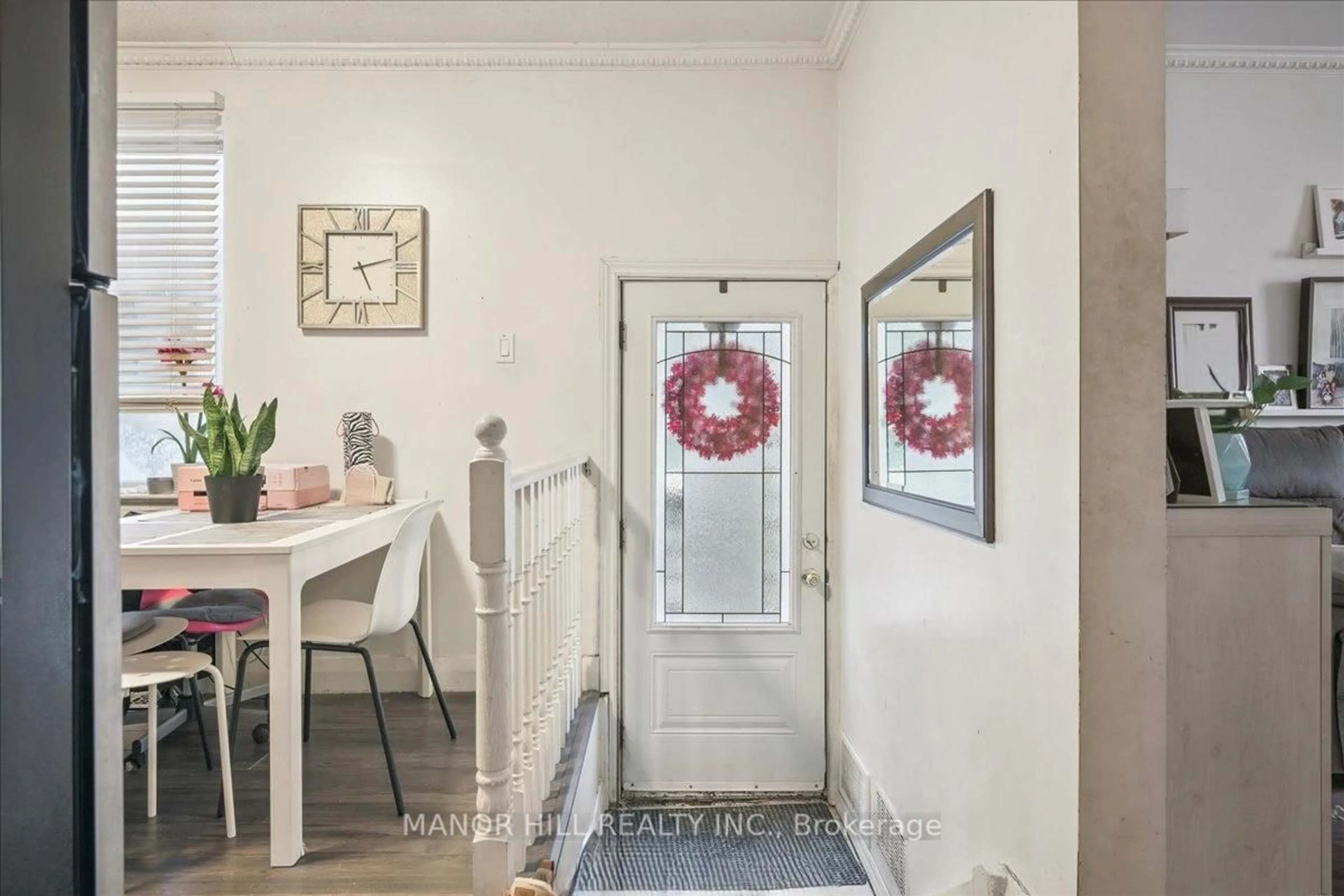 Indoor entryway for 929 Lakeshore Rd, Mississauga Ontario L5E 1E3