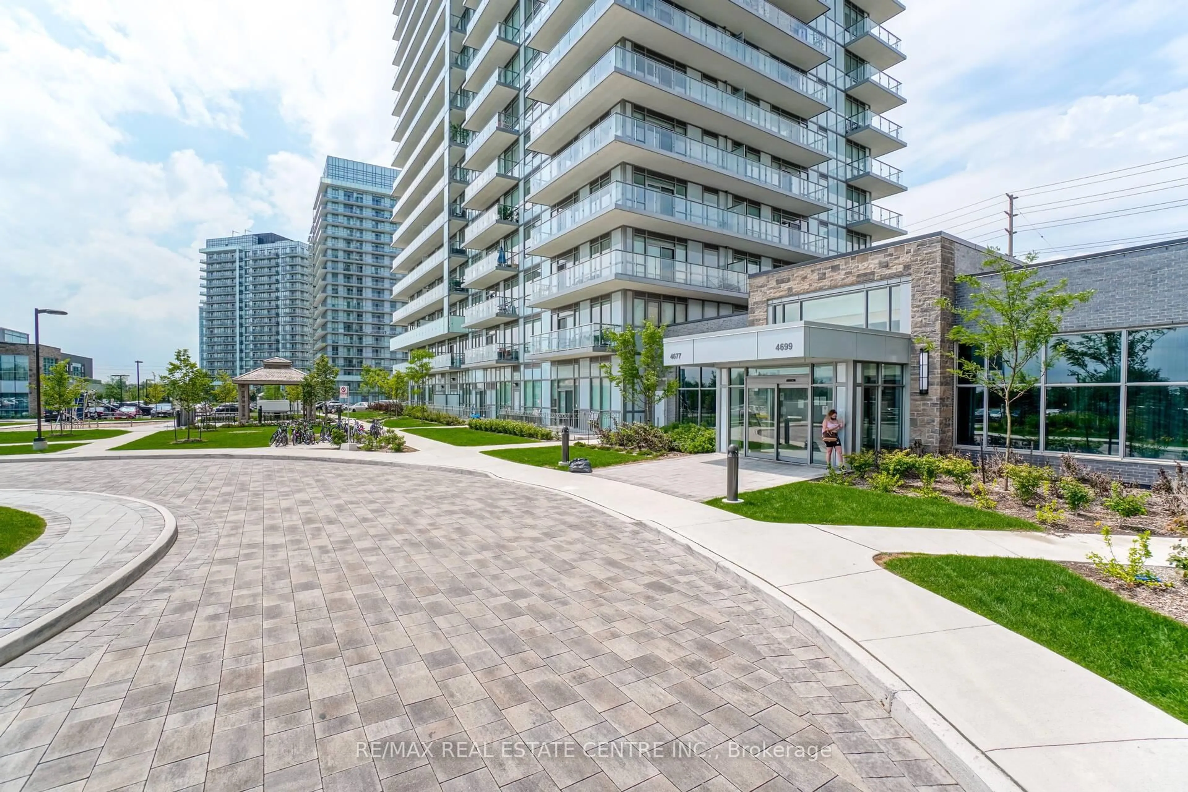 Patio, street for 4677 Glen Erin Dr #802, Mississauga Ontario L5M 2E3