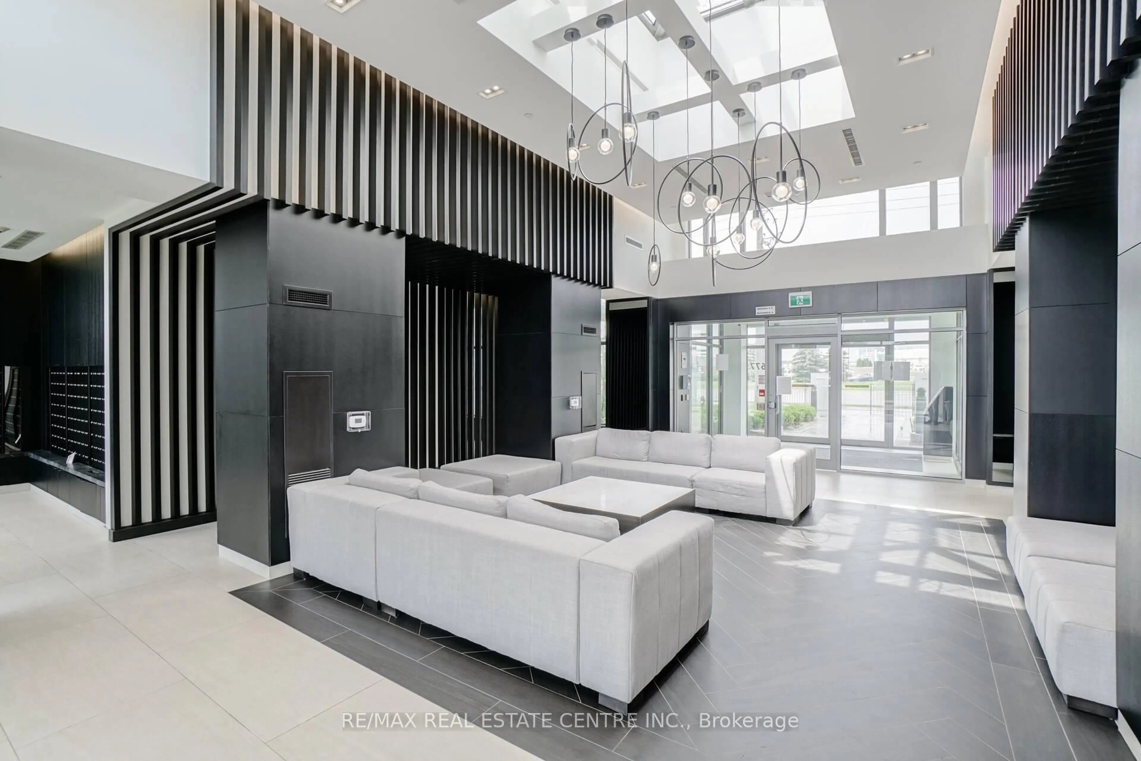 Indoor foyer for 4677 Glen Erin Dr #802, Mississauga Ontario L5M 2E3