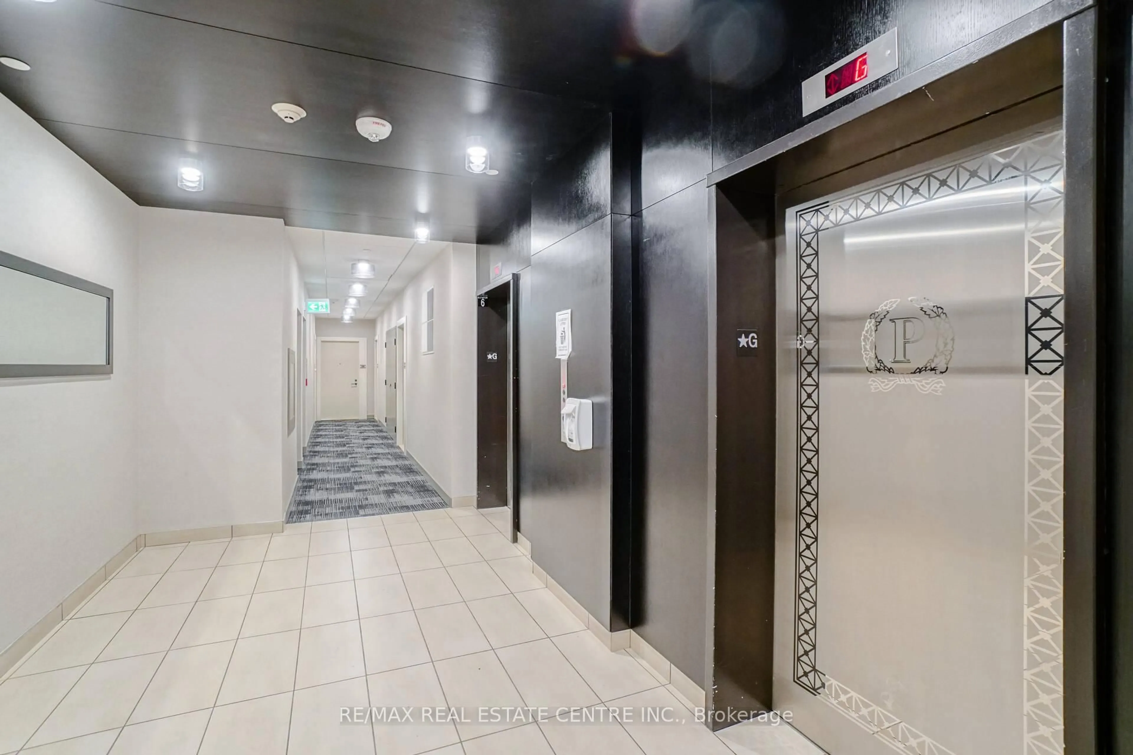 Indoor foyer for 4677 Glen Erin Dr #802, Mississauga Ontario L5M 2E3