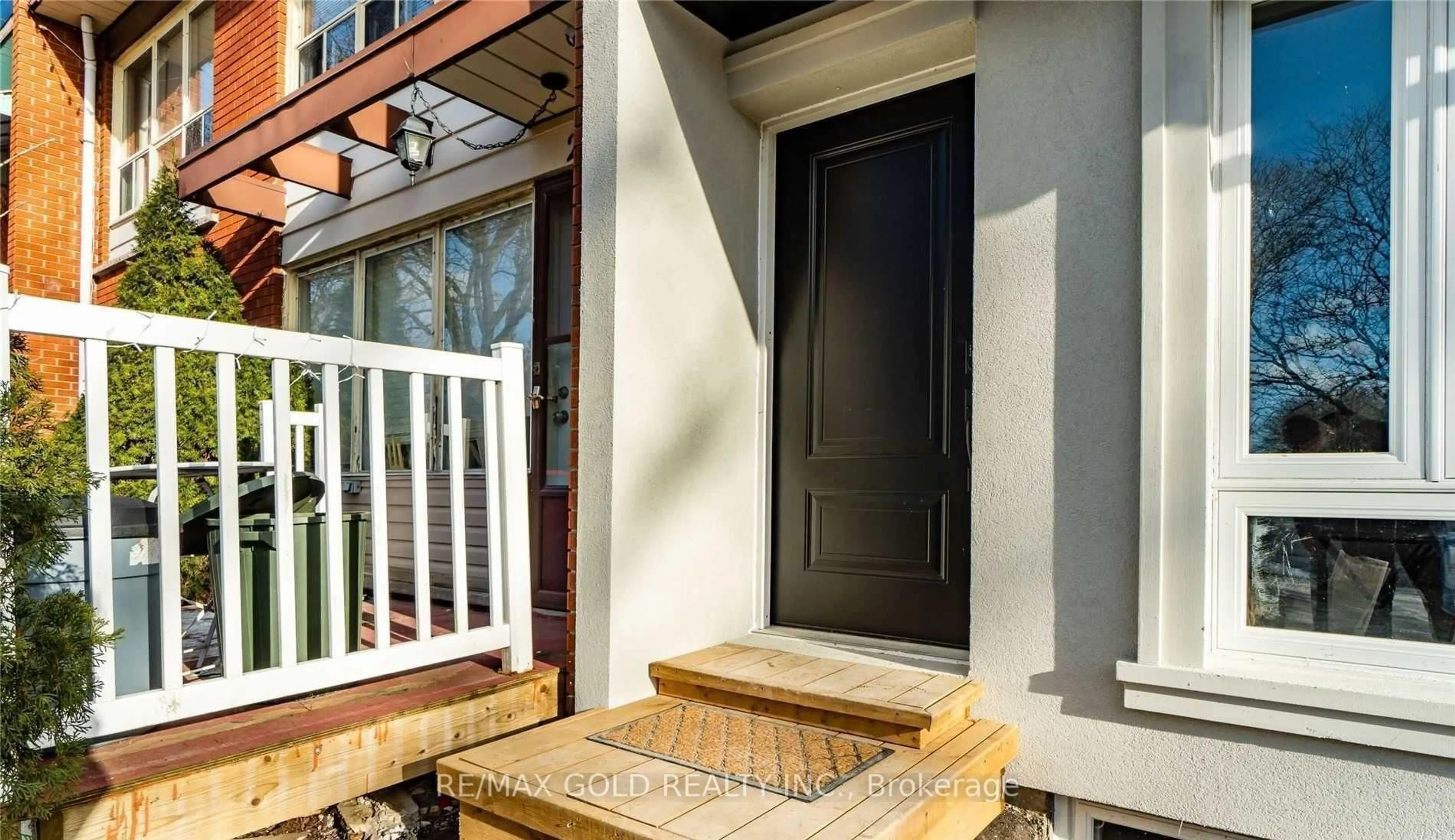 Indoor entryway for 2404 Maryvale Crt, Burlington Ontario L7P 2P2