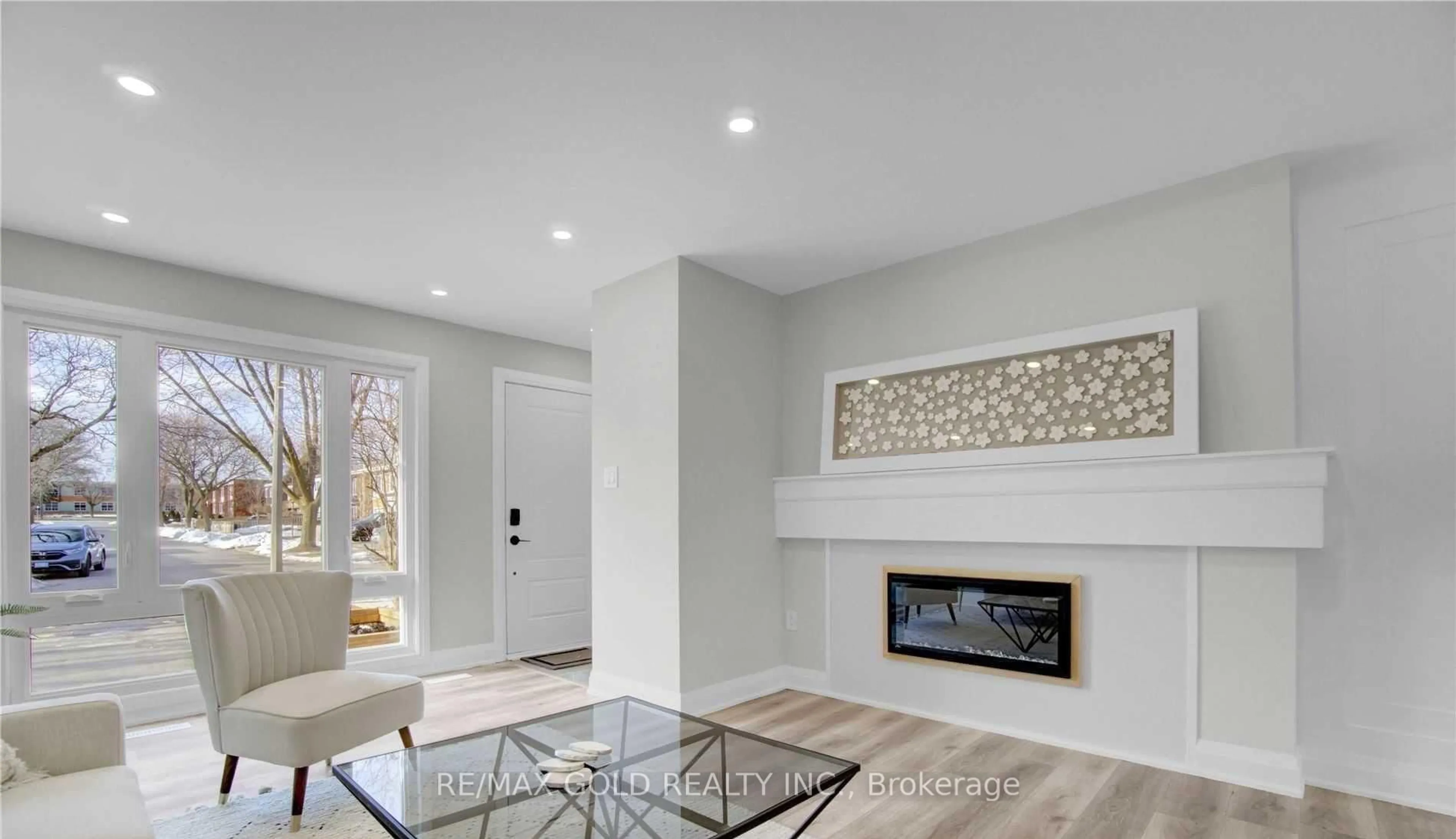 Indoor entryway for 2404 Maryvale Crt, Burlington Ontario L7P 2P2